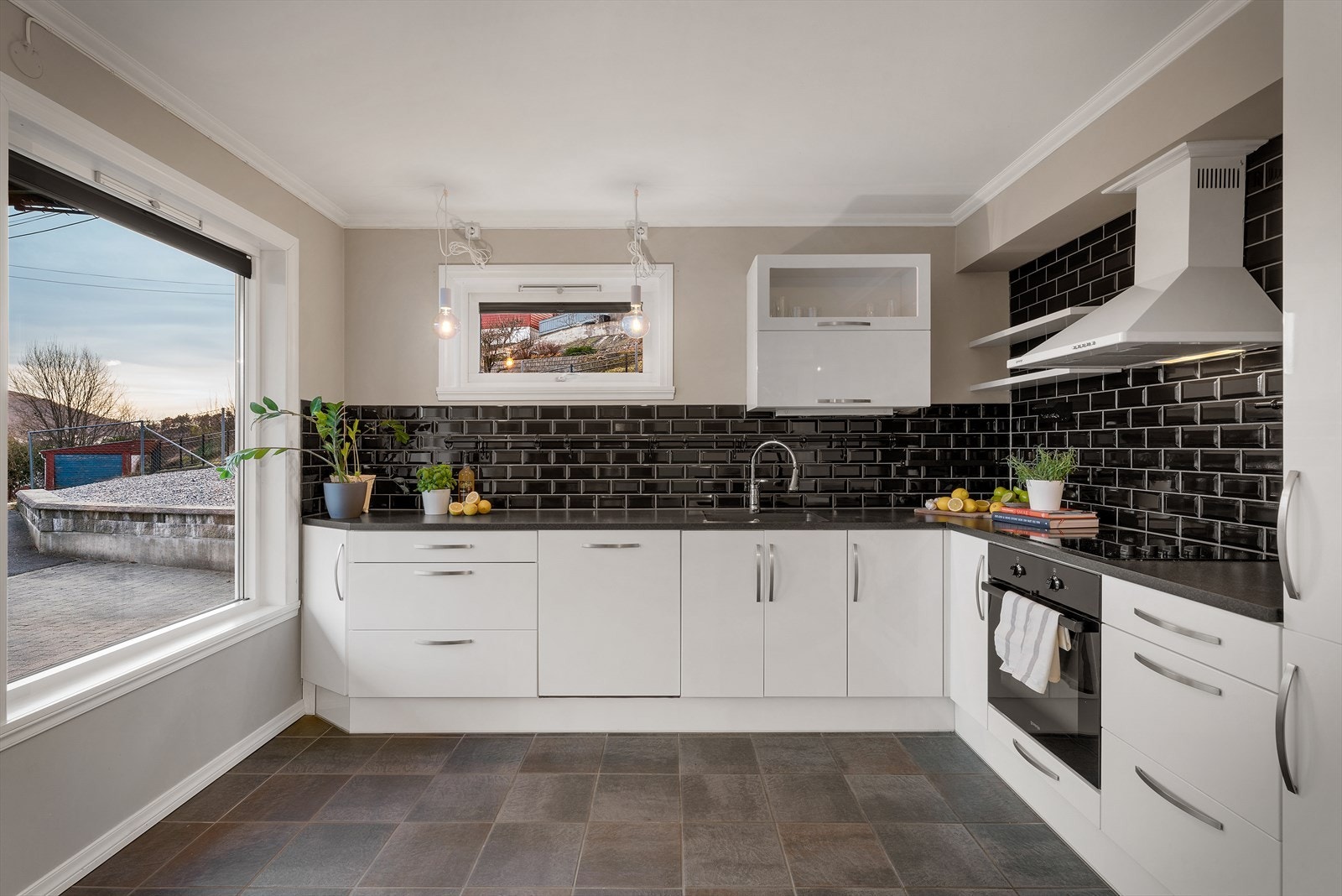 - Kjøkkenet har kjøkkeninnredning med slette fronter og benkeplate av laminat - Galleribilde