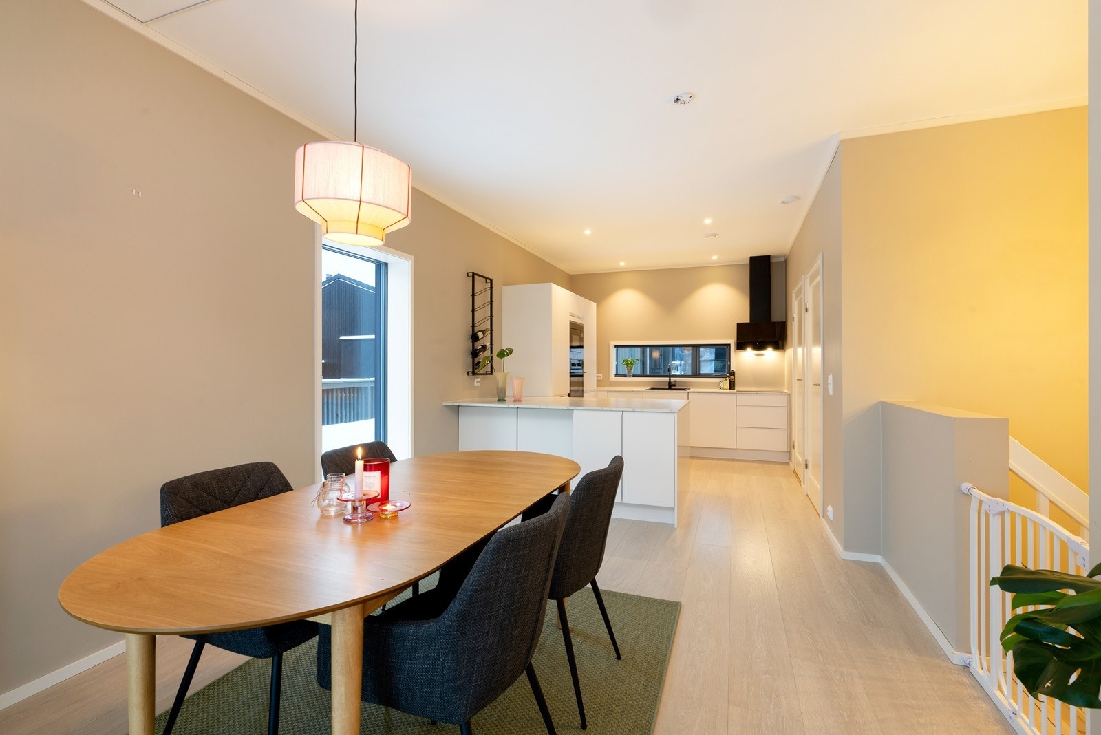 Åpen løsning til et velutstyrt kjøkken. Galleribilde