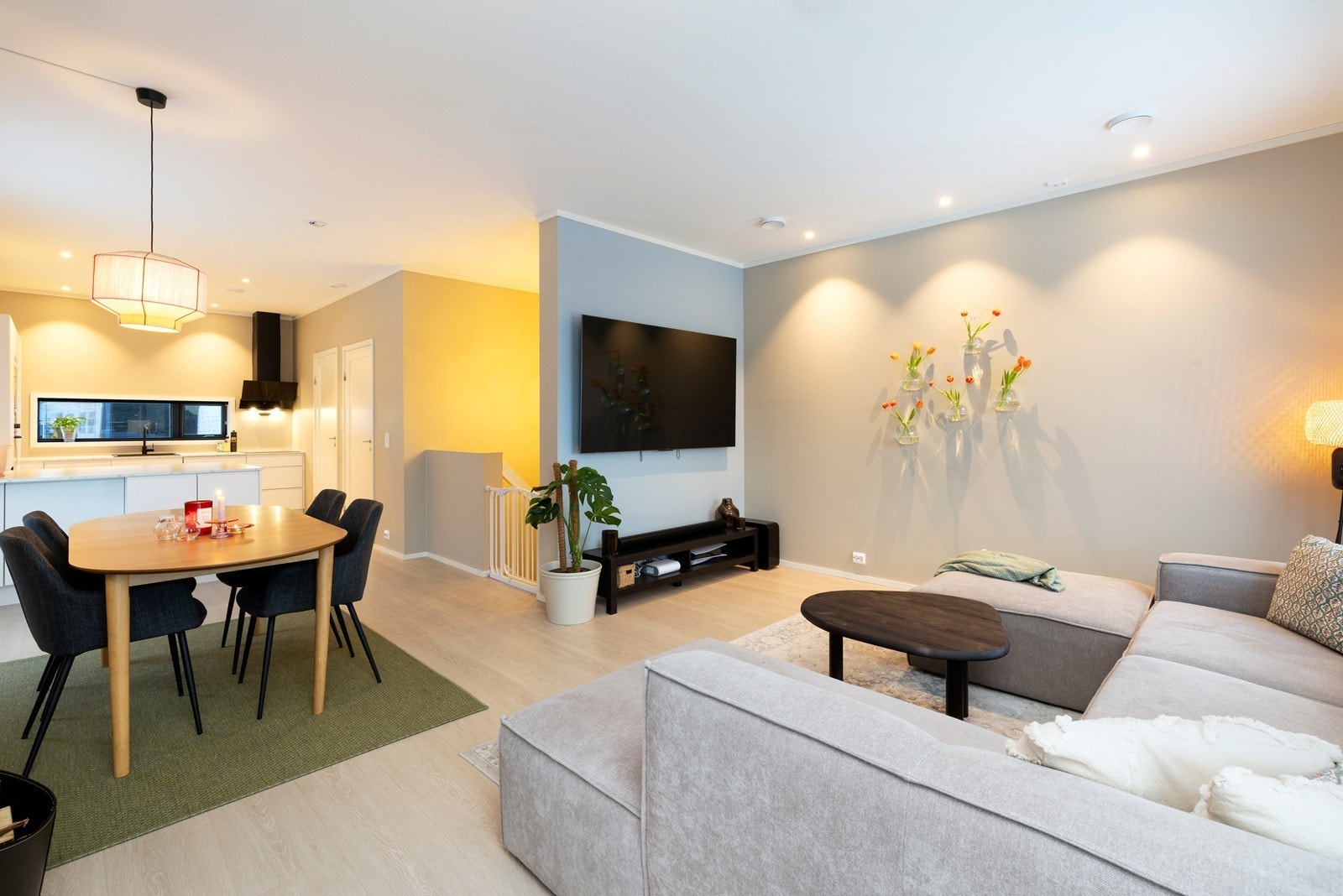 Stuen har god plass til både sofagruppe og spisebord med stoler og innbyr til flere gode møbleringmuligheter. Galleribilde