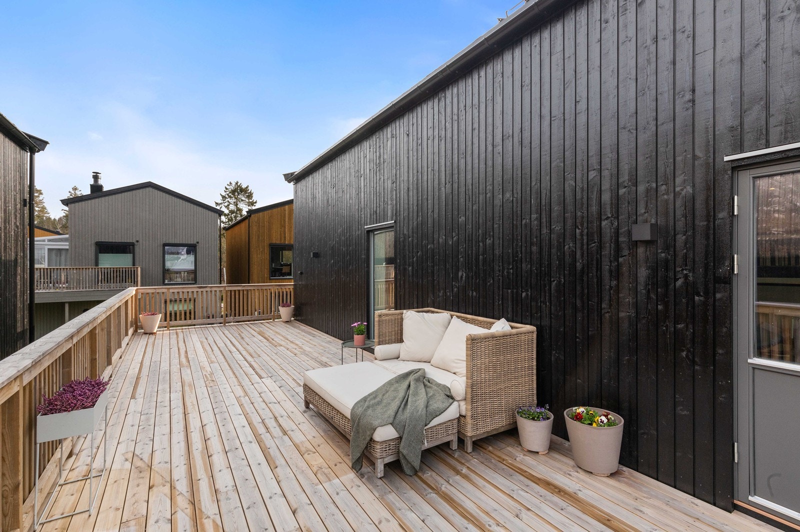 Fra stuen går det dør ut til en stor, solrik veranda med god plass til flere sittegrupper. Galleribilde