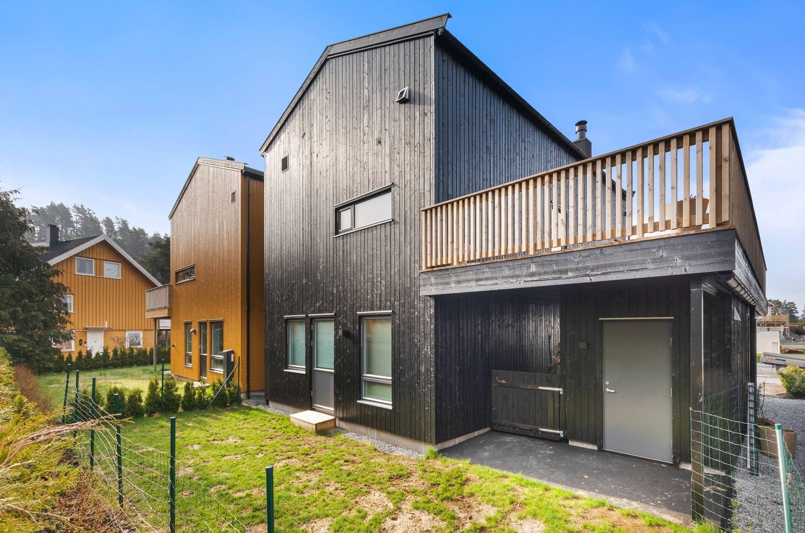 Boligen ligger på populære Solberg som er et nyere, meget attraktivt boligfelt ca 2,5 km fra Grimstad sentrum. Galleribilde