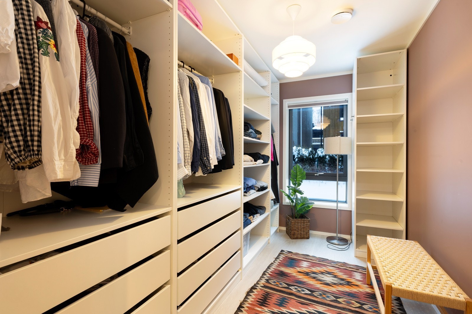 Soverom innredet som garderoberom. Galleribilde