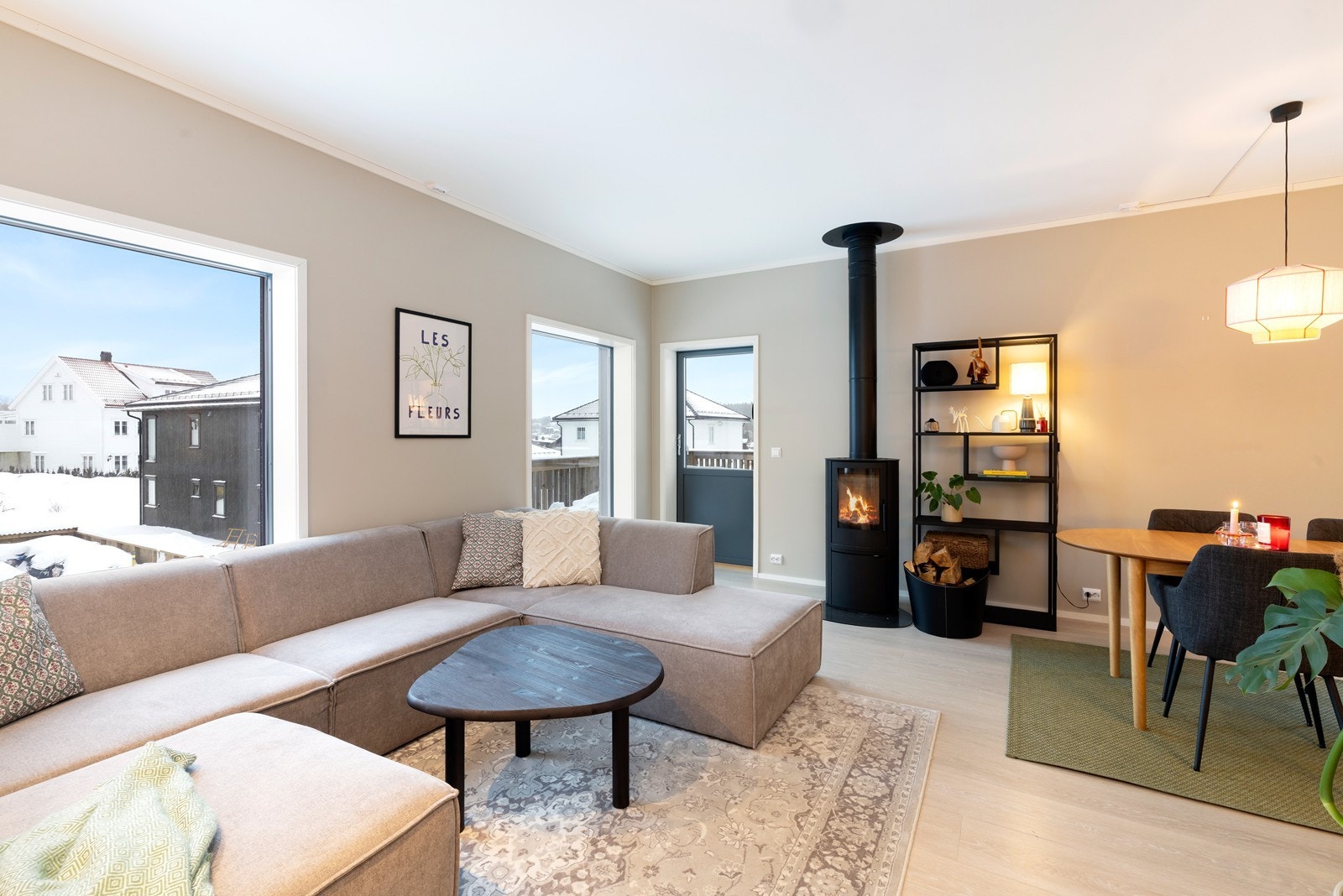 Romslig stue med høy himling og store vinduer som gir godt lysinnfall. Galleribilde