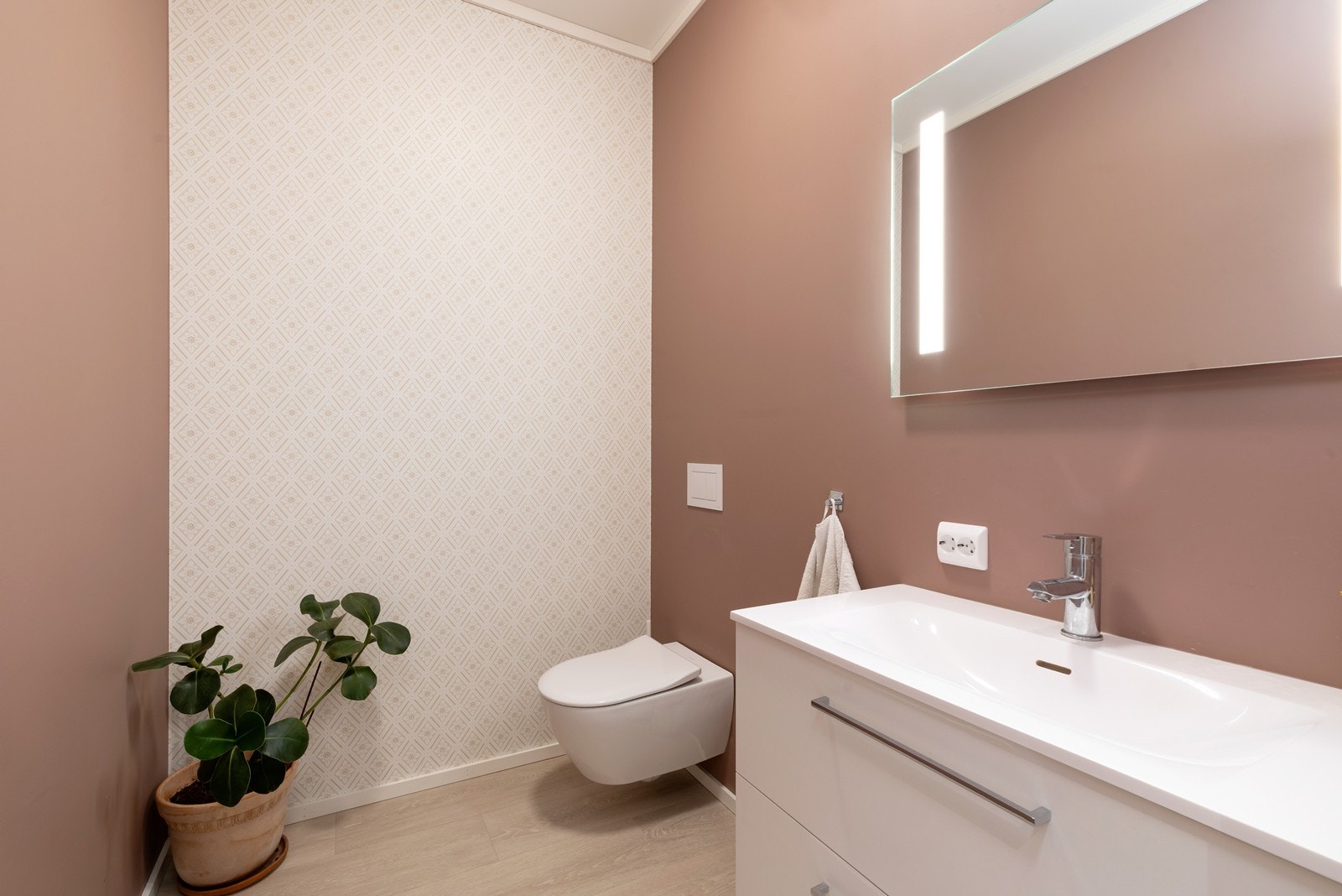 Gjeste WC innredet med servant med skuffer og speil samt vegghengt WC. Galleribilde