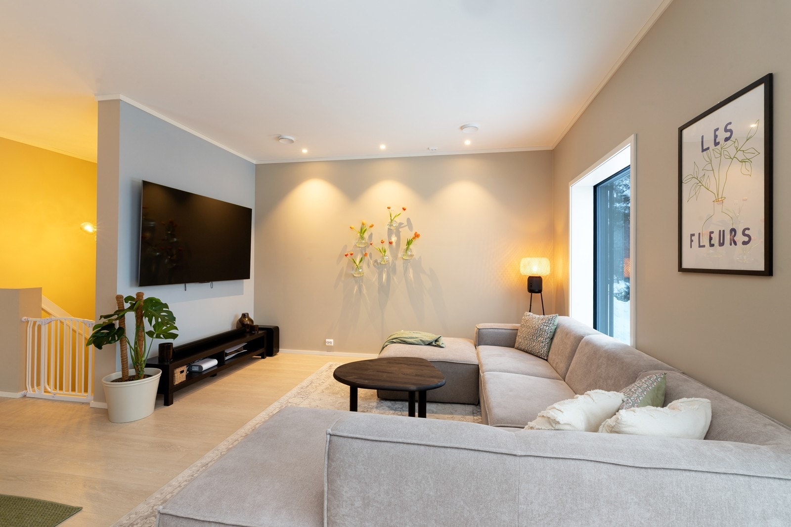 Boligen har tidsriktige og moderne materialvalg. Galleribilde