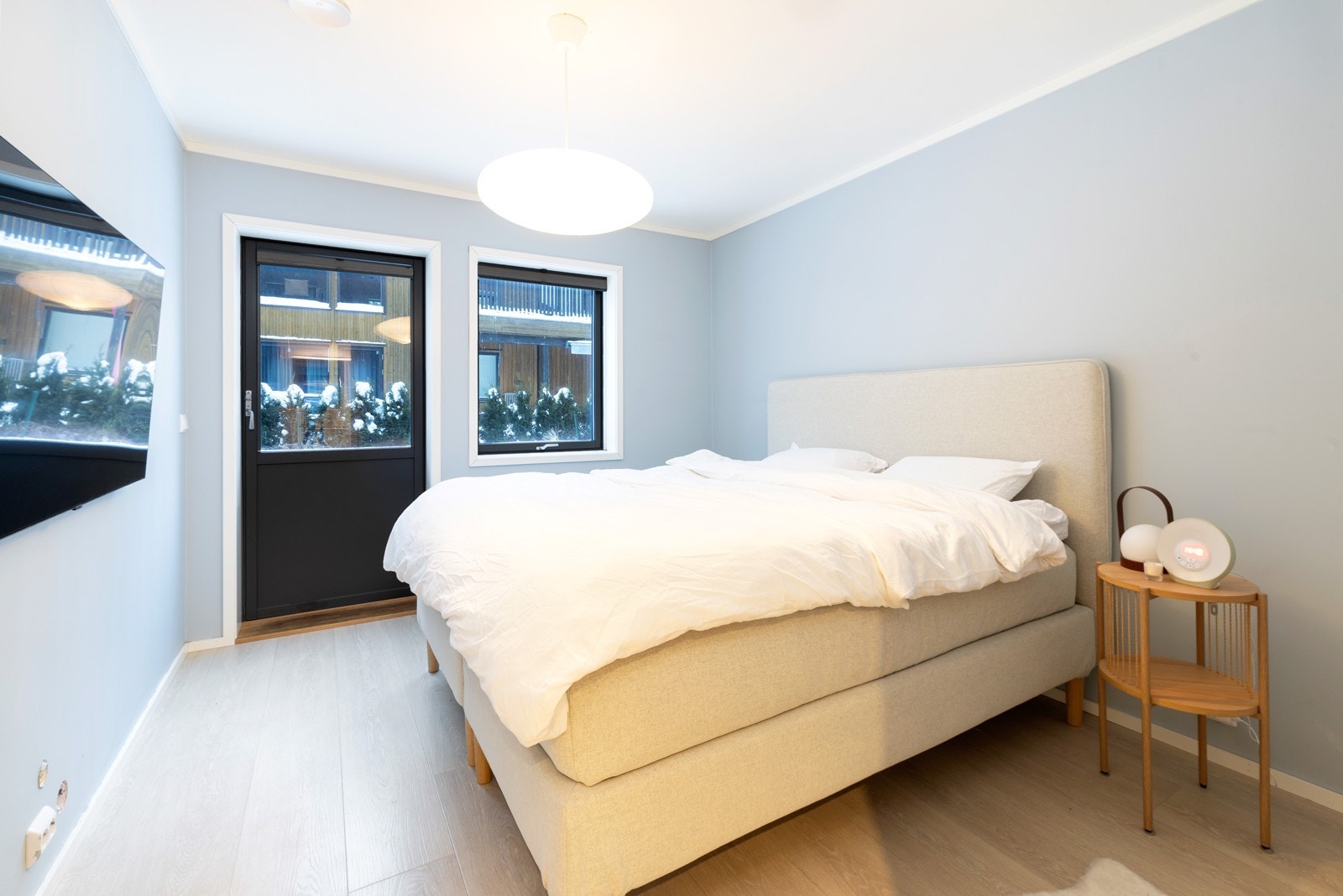 Soverom med god plass til dobbeltseng og garderobe. Her har man også utgang til hagen. Galleribilde