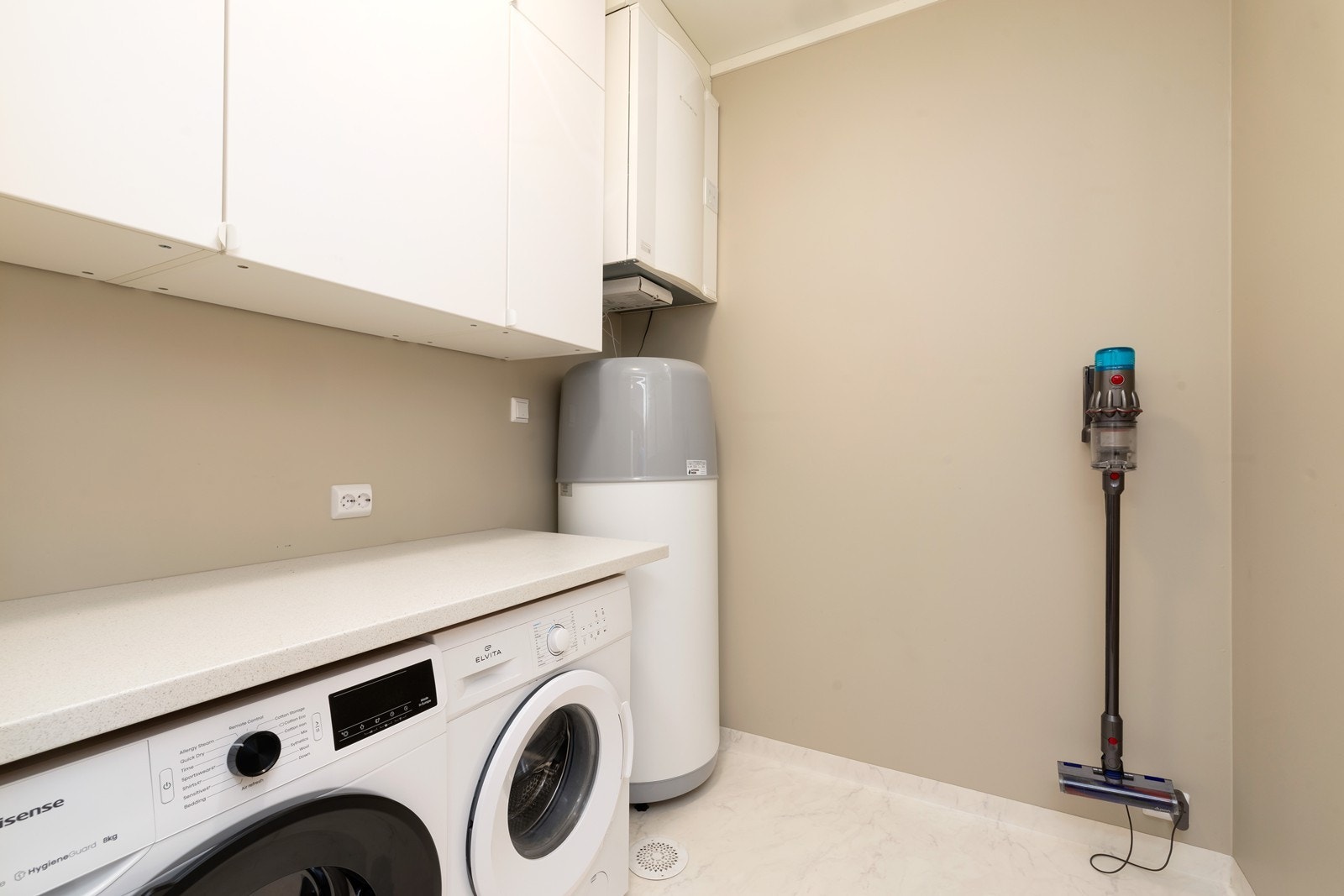 Praktisk vaskerom på innsiden av kjøkkenet. Galleribilde