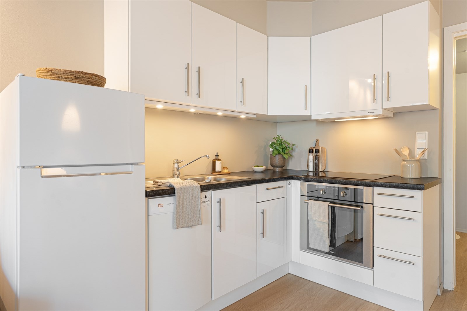 Lyst og innbydende Schmidt kjøkken med hvite fronter Galleribilde