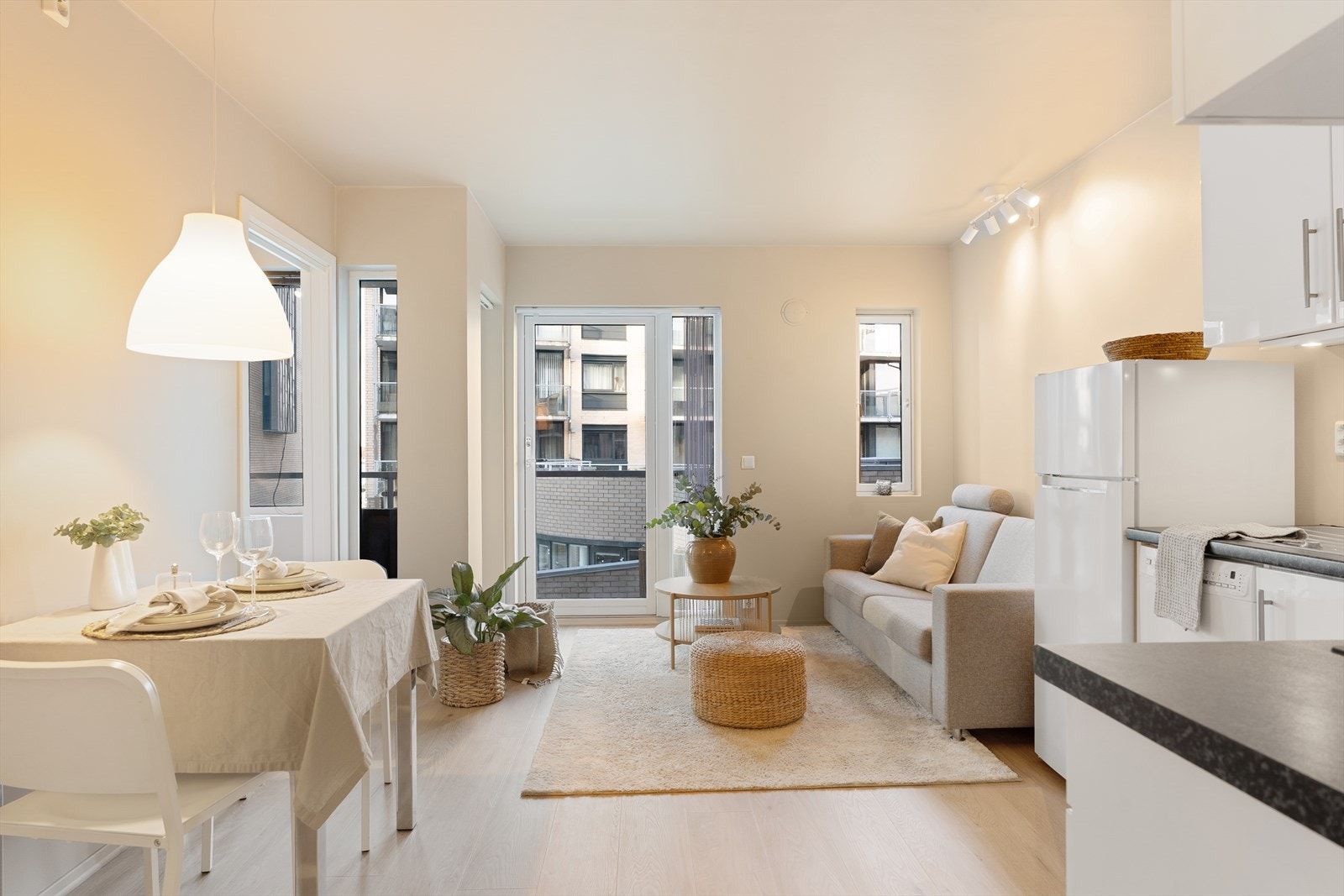 Herlig, åpen kjøkken/stueløsning med 2,5 m takhøyde og store vindusflater Galleribilde