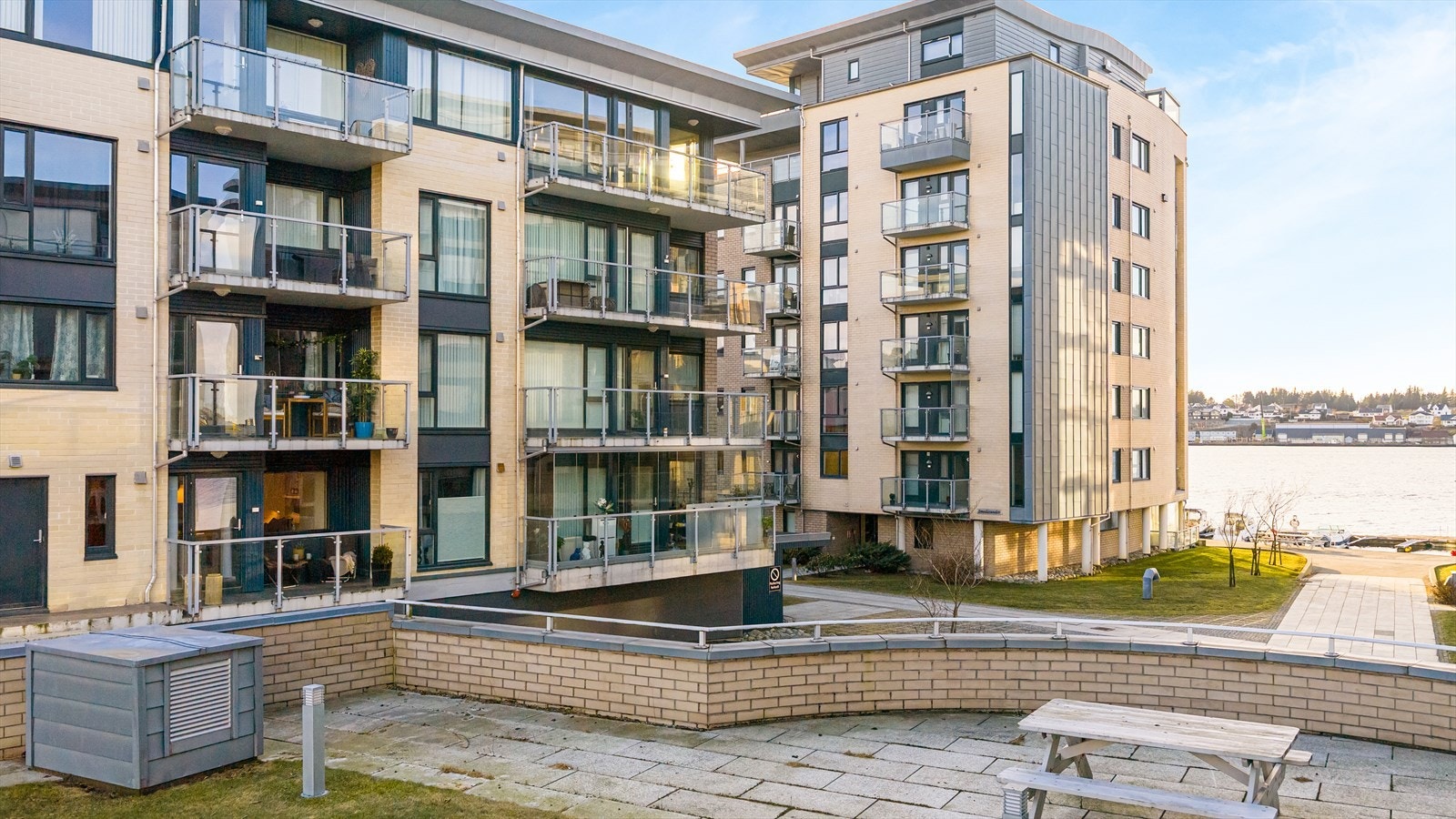 Fellesarealene til Karmsund Brygge er parkmessig opparbeidet Galleribilde