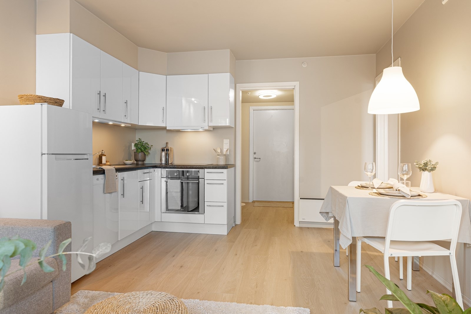 Det ble lagt nytt, lekkert en-stavs gulv i hele leiligheten i 2026 Galleribilde