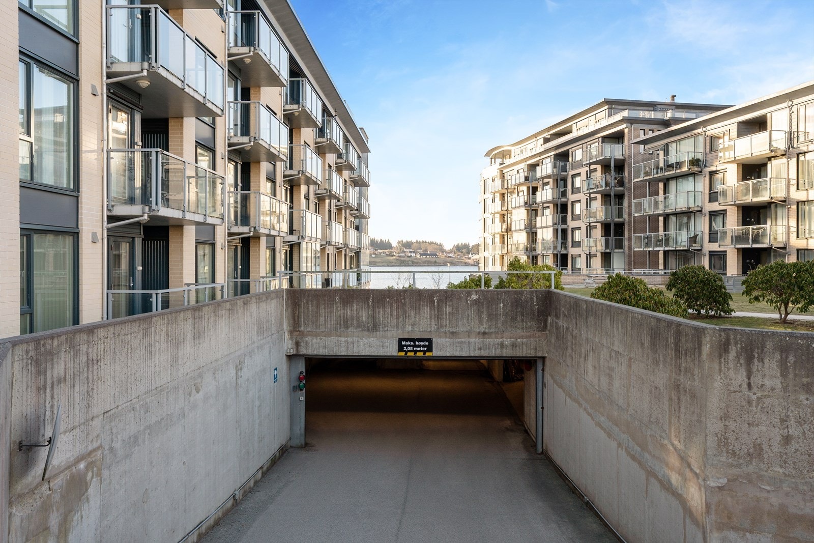 Fast p-plass i garasjen med mulighet for installering av elbillader Galleribilde