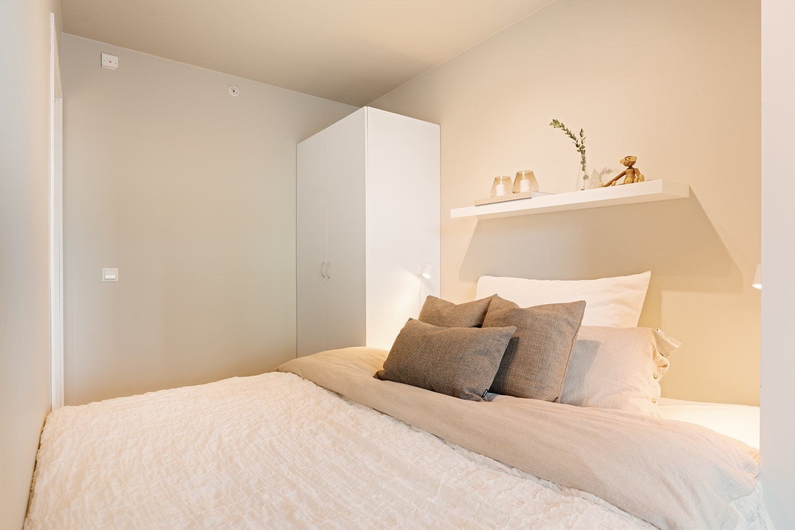 2 dører inn til soverommet med 2 garderobeskap og plass til romslig seng Galleribilde