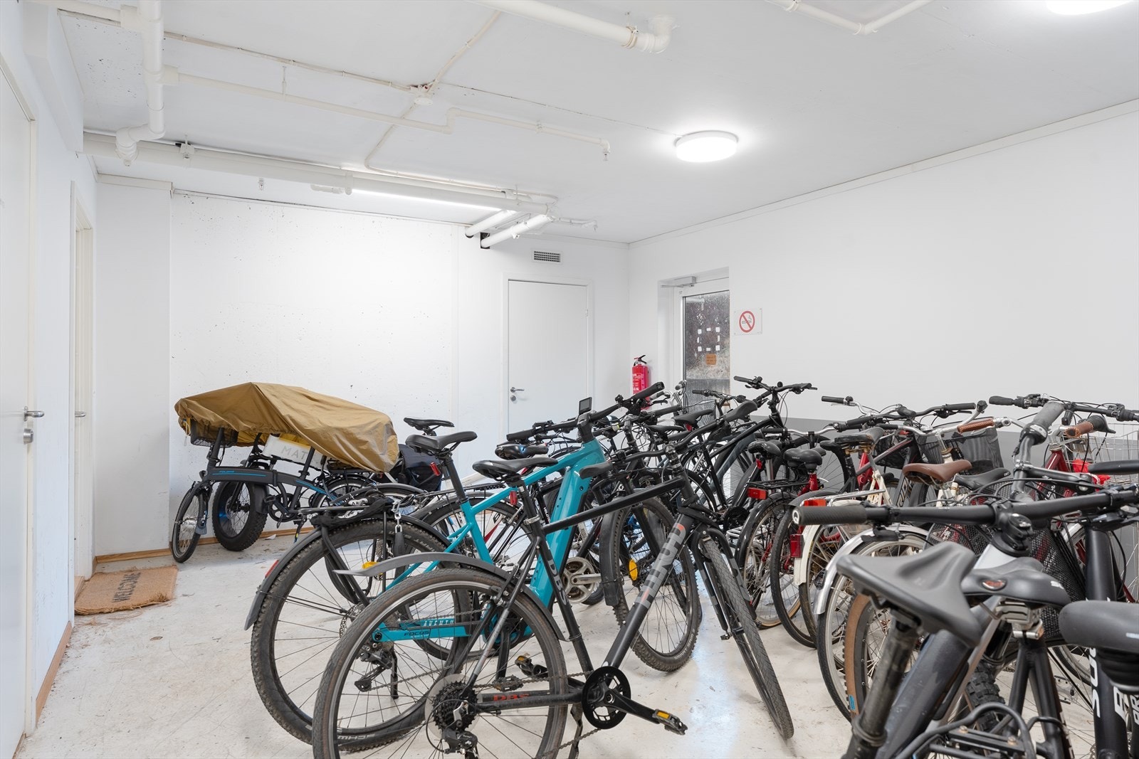 Sykkelrom med egen inngangsdør i samme etasje som leiligheten Galleribilde