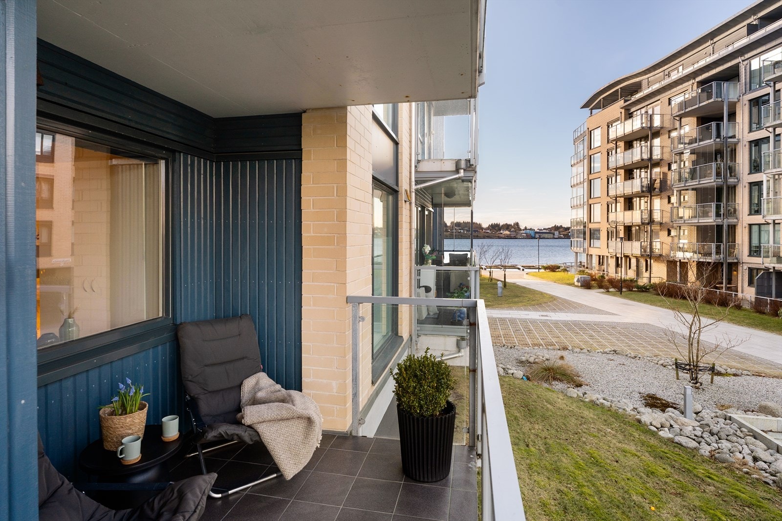 Utgang fra stuen til koselig terrasse med noe utsikt til sjøen mot vest og nord Galleribilde