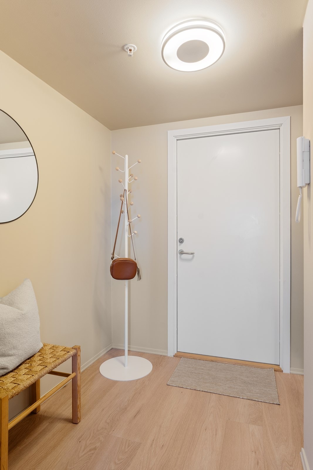 Det er porttelefon i gang som slipper gjestene inn hoveddøren til bygget Galleribilde