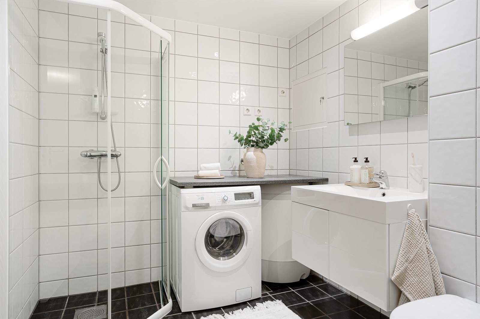 Flott, helfliset bad med varmekabler, dusjhjørne og vegghengt toalett. Galleribilde