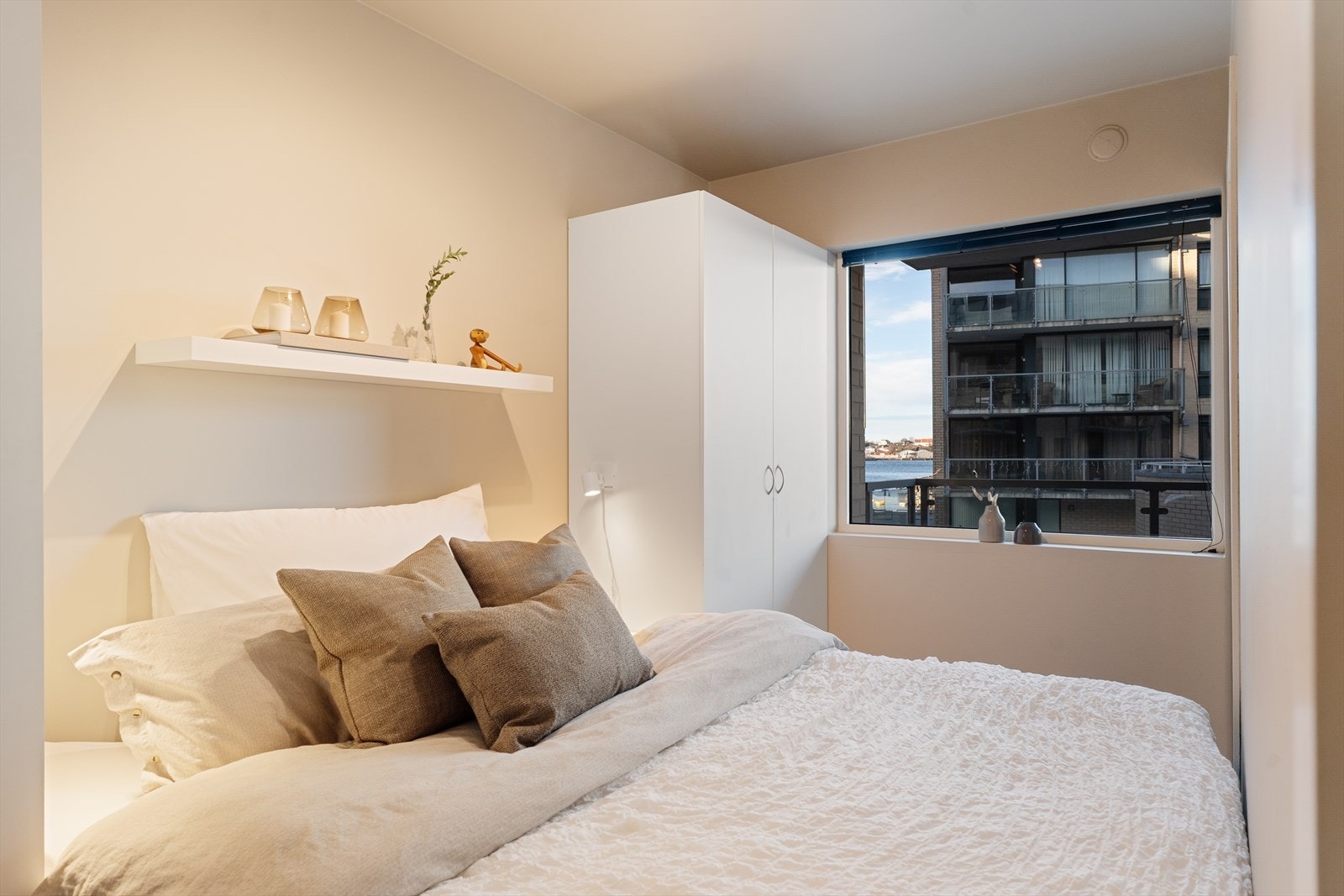 Herlig soverom med 2,5 m takhøyde og stort vindu Galleribilde