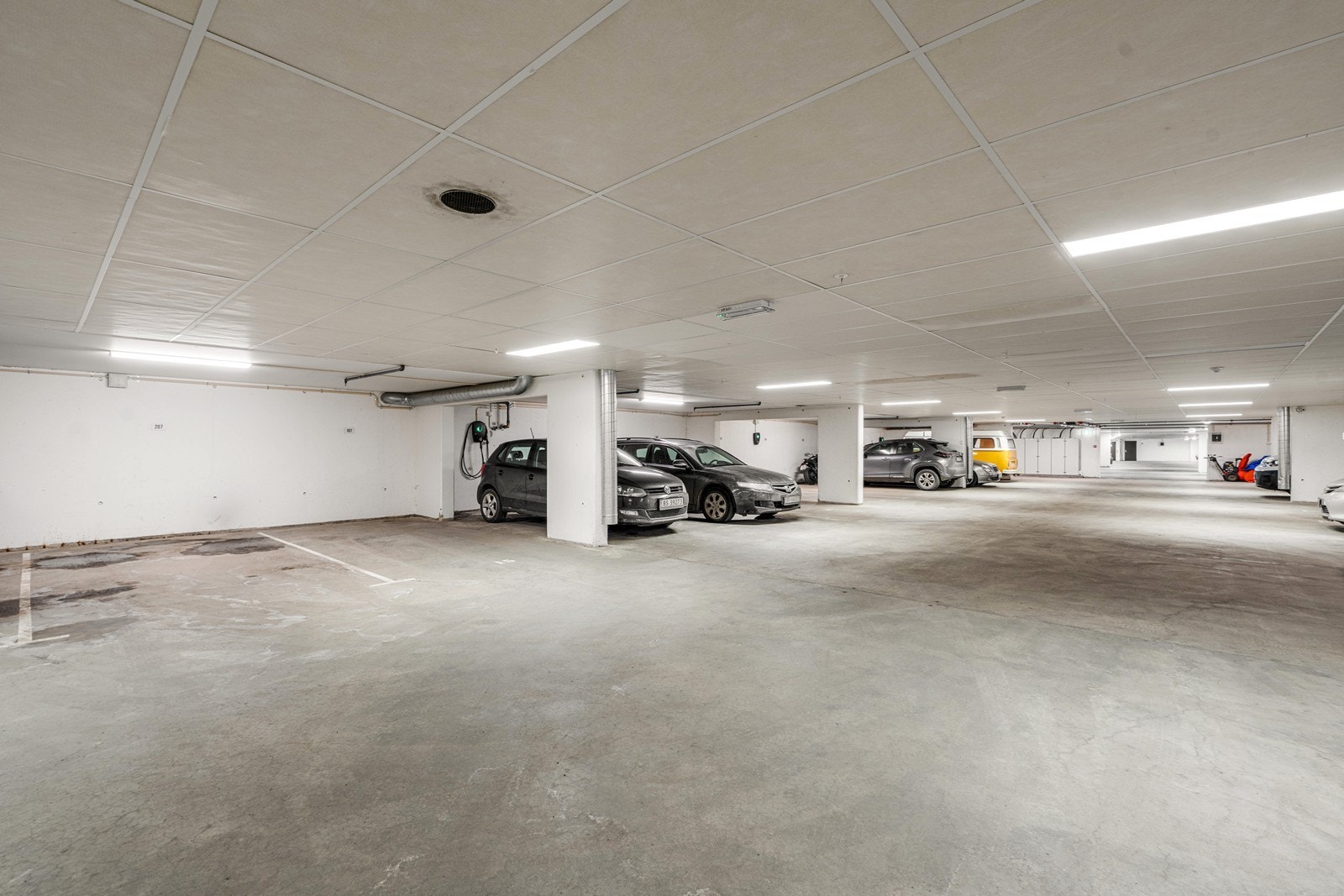 Boligen disponerer en parkeringsplass i felles garasjekjeller. Galleribilde