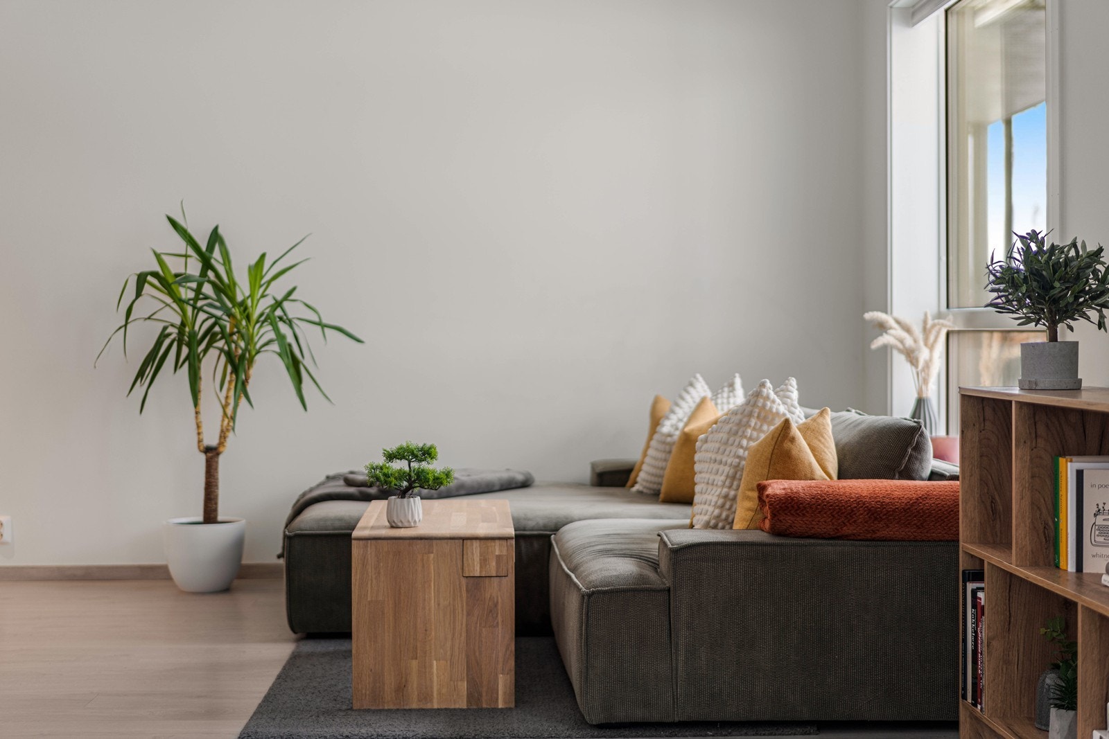 Stuen er lysmalt så her kan man enkelt innrede etter eget ønske. Galleribilde