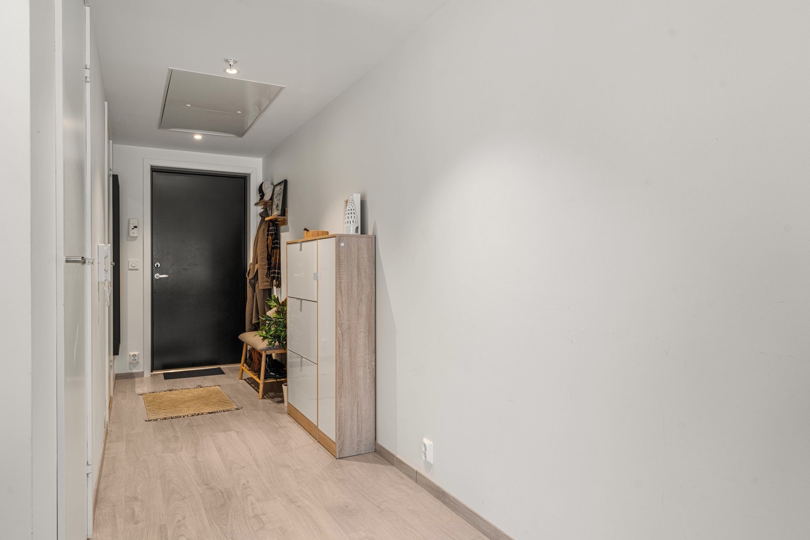 Romslig hall/ entré med plass for yttertøy og sko. Galleribilde