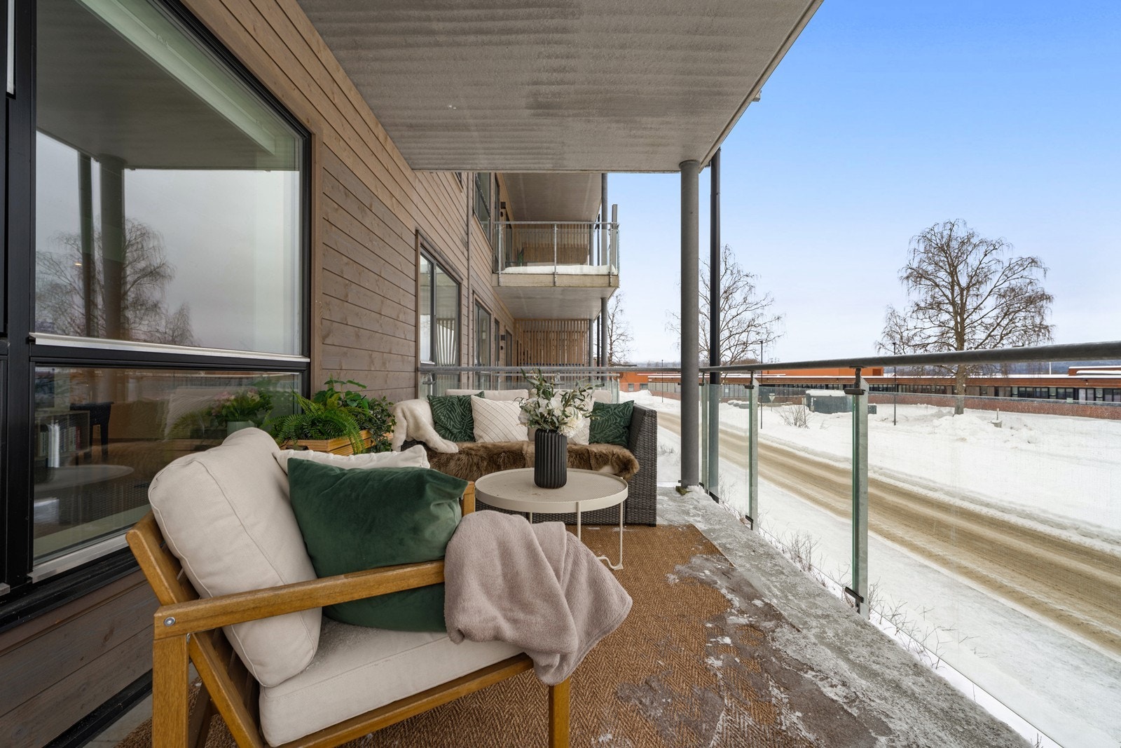 Nydelig balkong med god plass for utemøblement og grill. Galleribilde