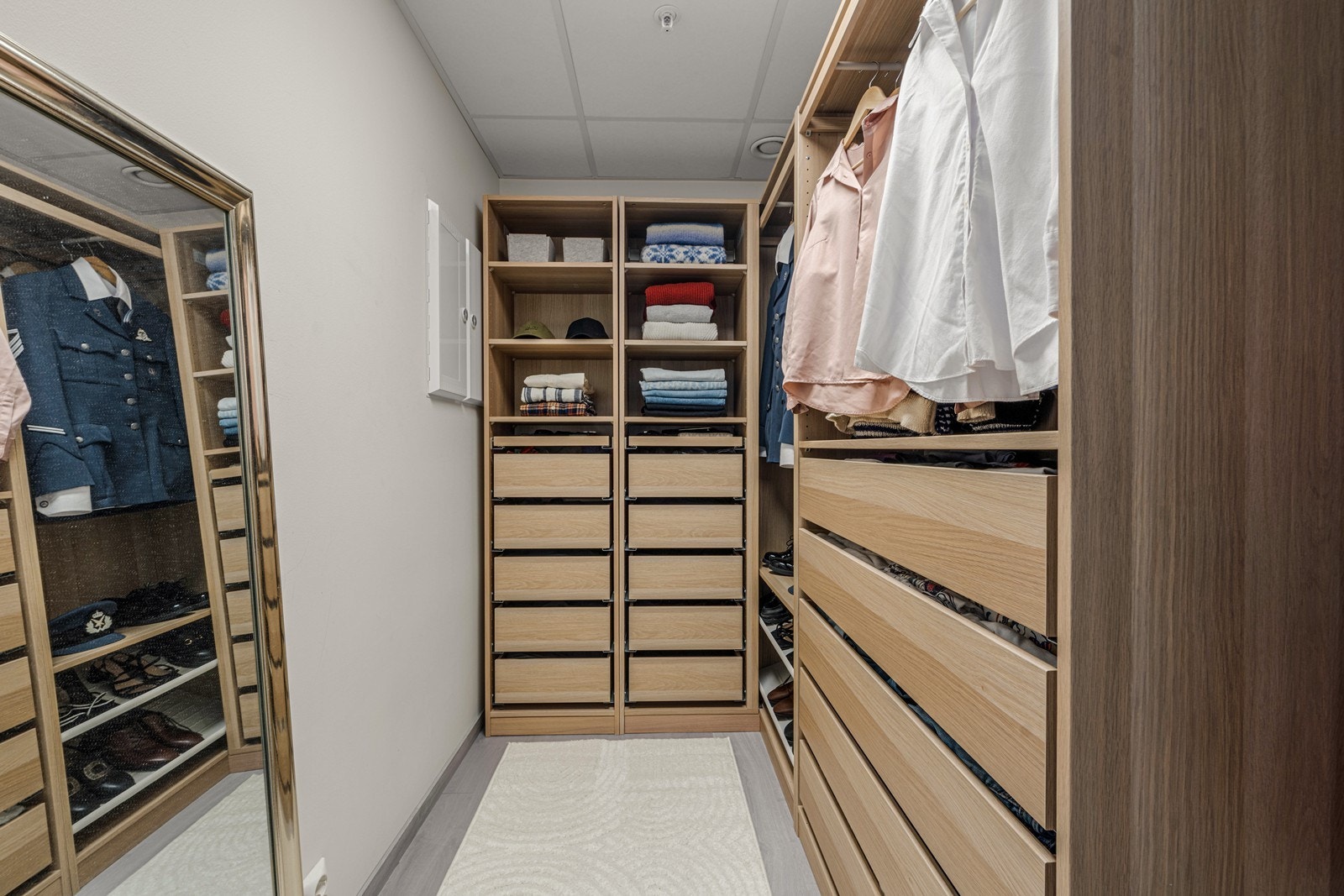 Bod som kan innredes som garderobe. Pax-løsning kan følge om ønskelig. Galleribilde