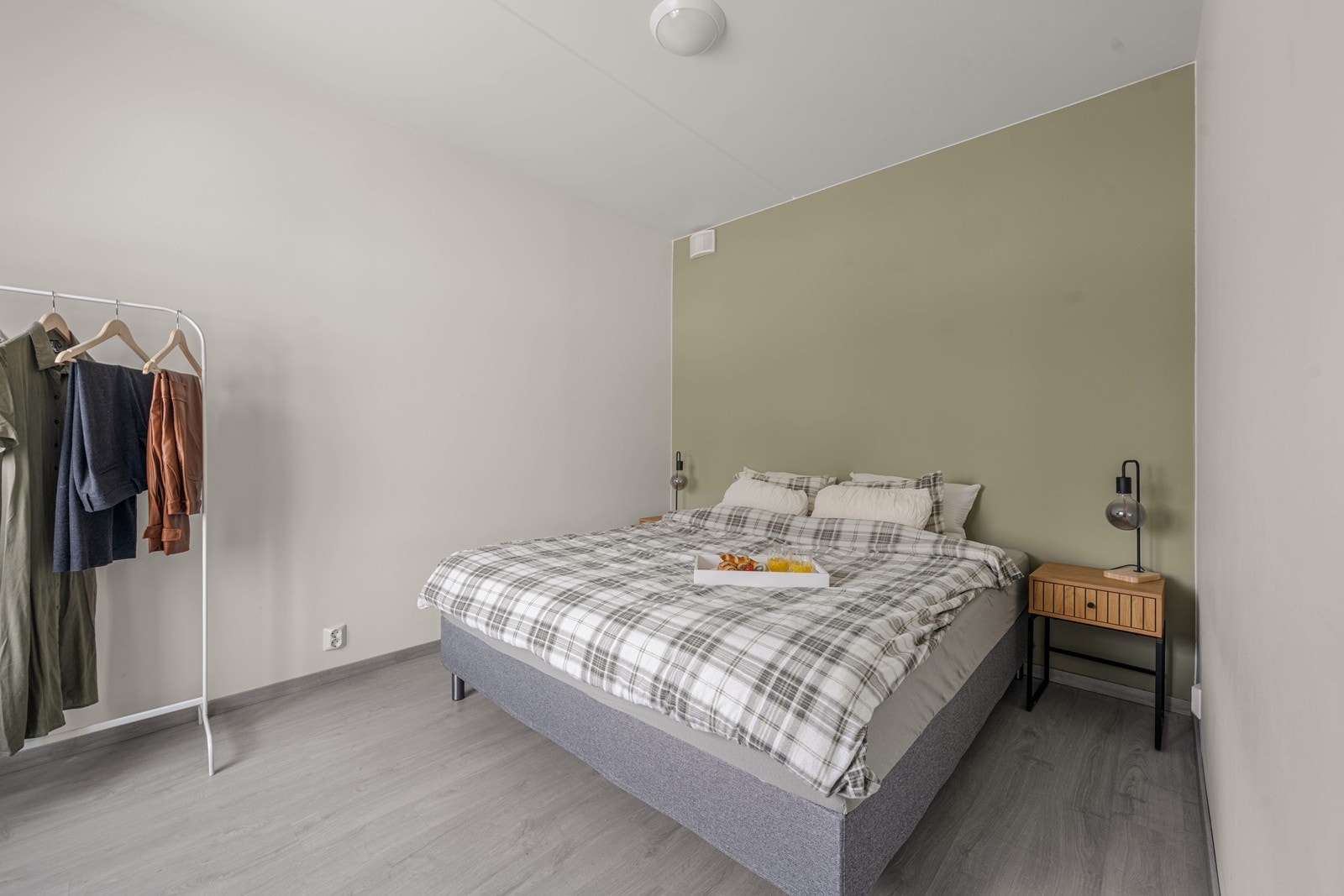 Romslig soverom med god plass for dobbeltseng og garderobeskap. Galleribilde