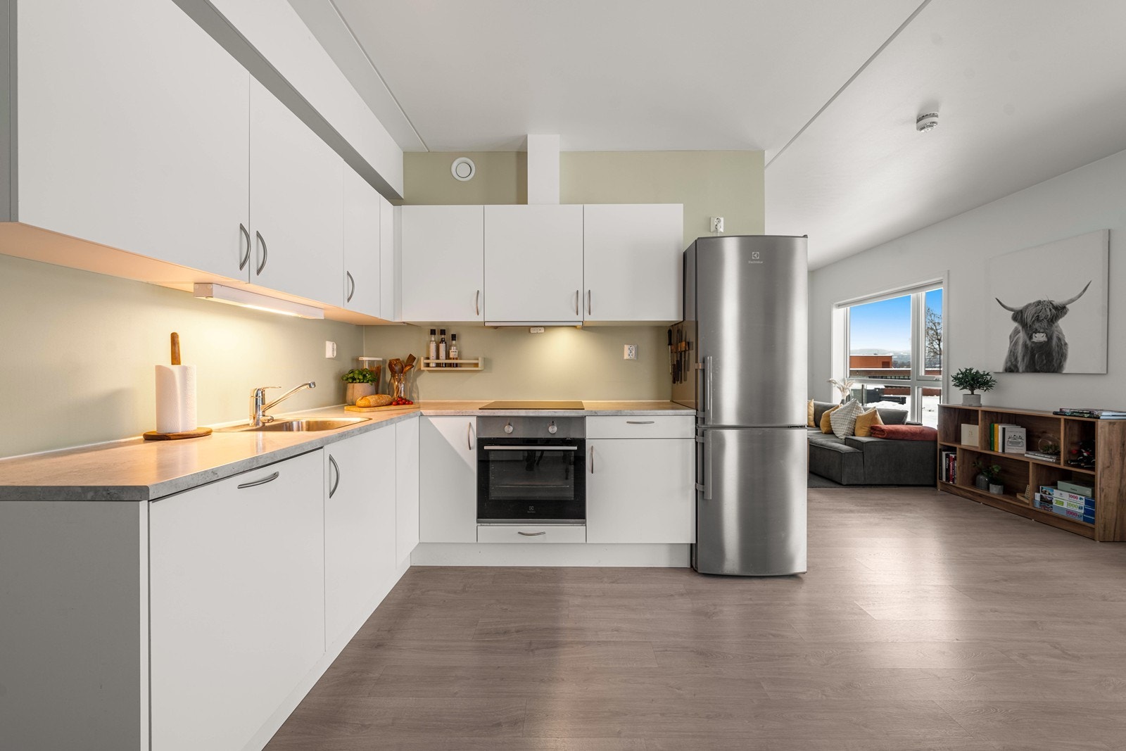 Stilren kjøkkeninnredning med god oppbevaringsplass i skap og skuffer. Galleribilde