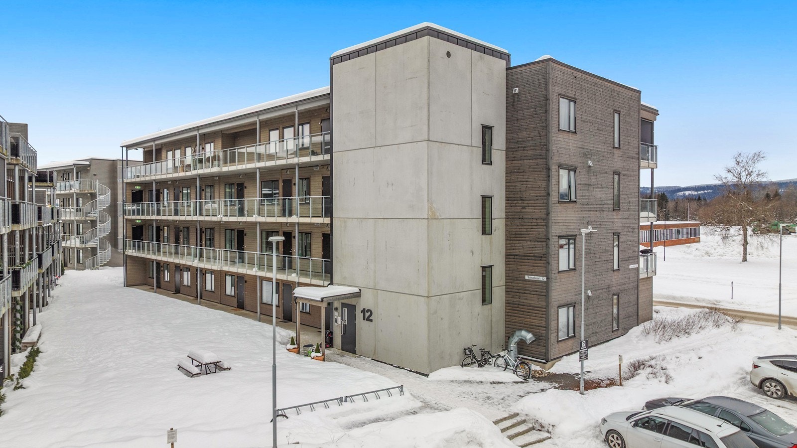 Leiligheten finner du svært sentralt i Nannestad med kort vei til butikker, kollektivt, skoler, bhg og alt hverdagen måtte kreve. Galleribilde