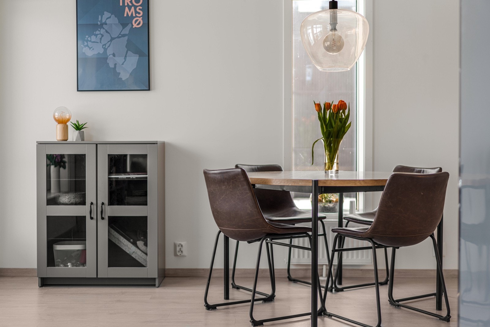 Plass for spisestue mot kjøkkenet. Galleribilde