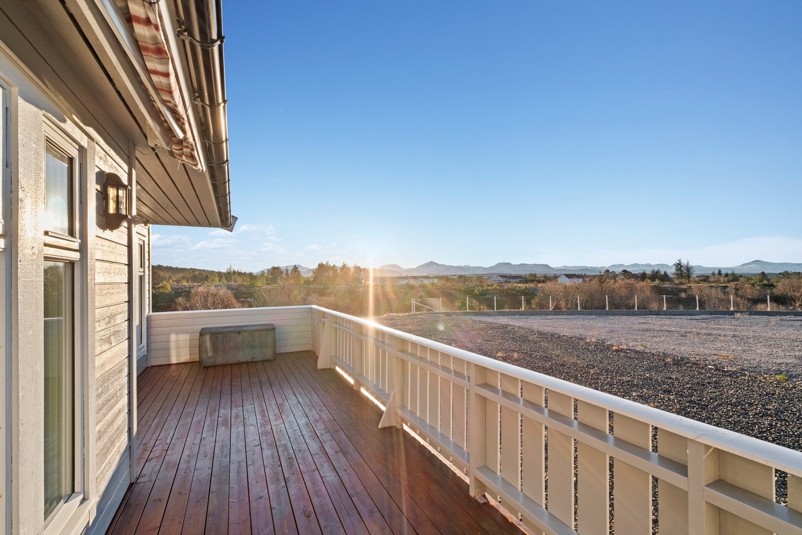 Terrassen er søvestvendt, og har åpen utsikt mot blant annet Storfjellet, Meekknoken, Gulltanna og Melen. Galleribilde