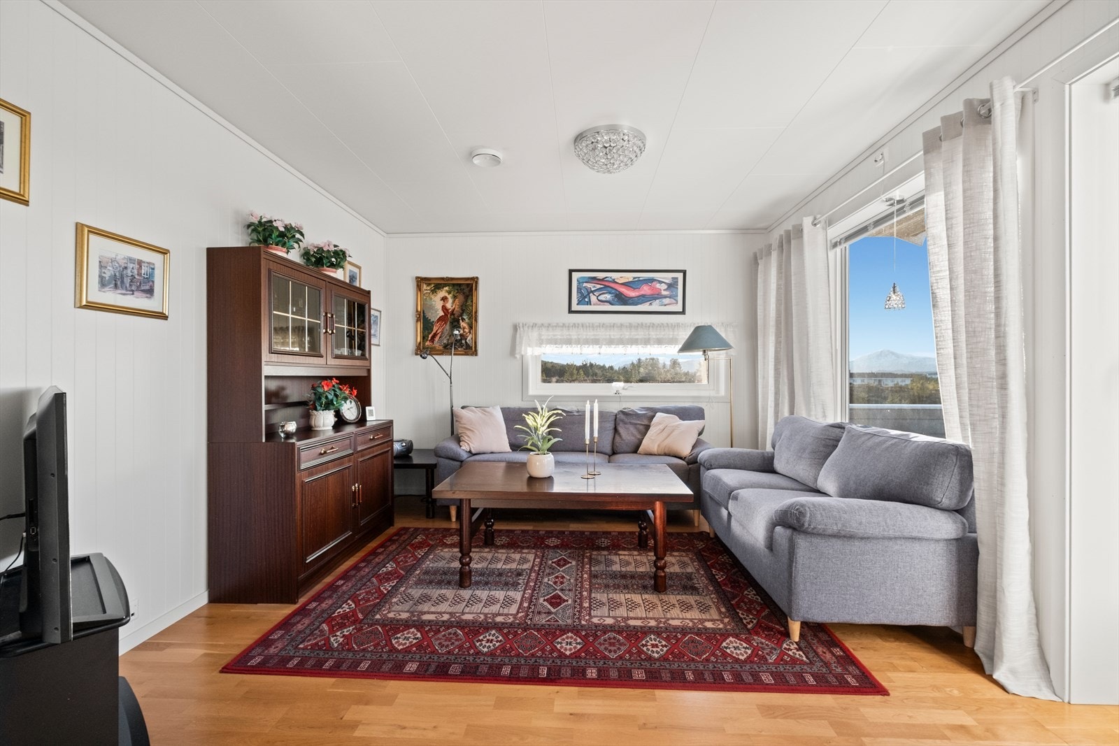 Med vinduer på både sør- og vestveggen, får man mye dagslys inn i leiligheten. Galleribilde