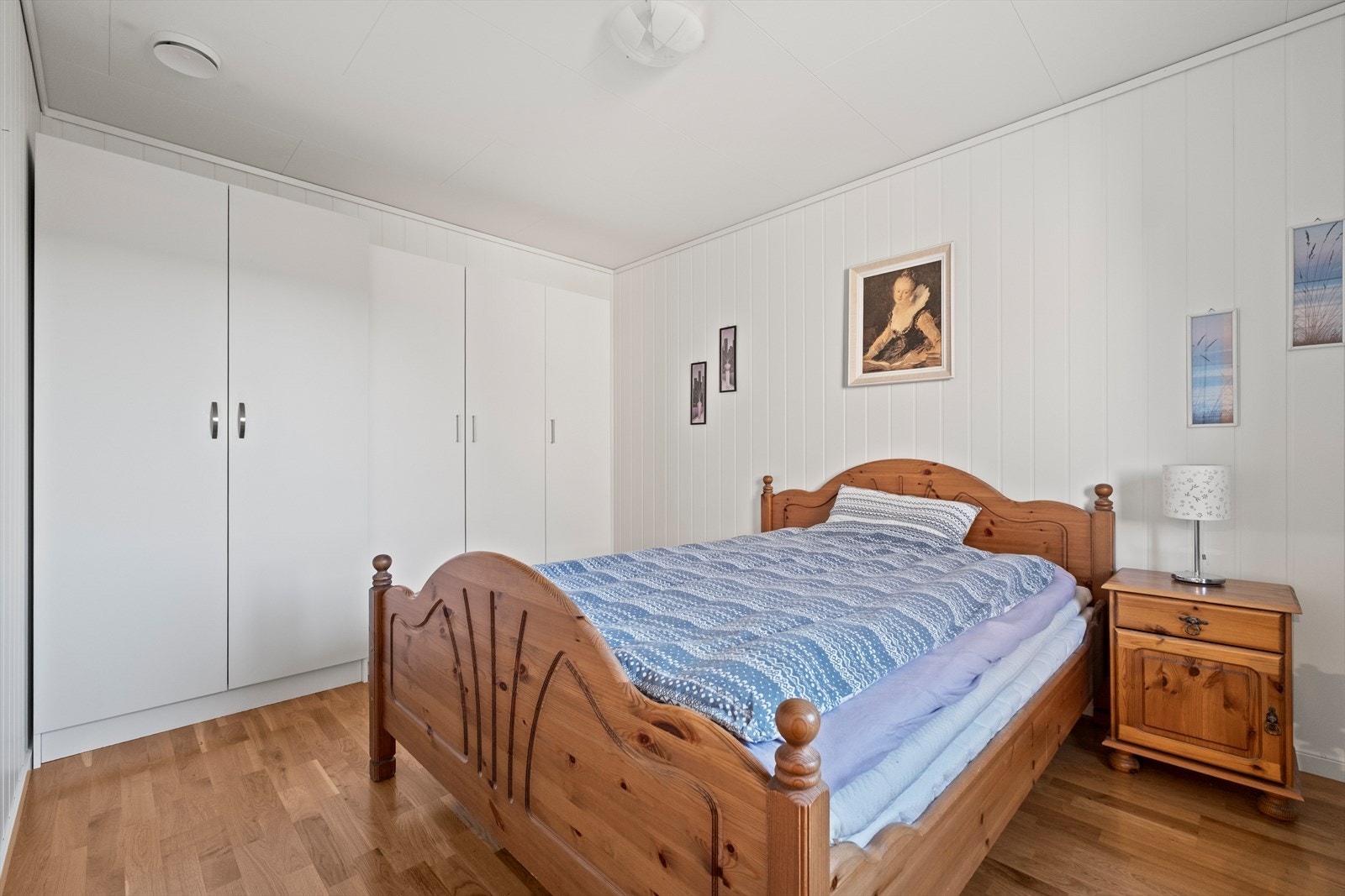 Hovedsoverommet er stort, og man har god plass til dobbeltseng. Det er montert godt med skapplass. Galleribilde