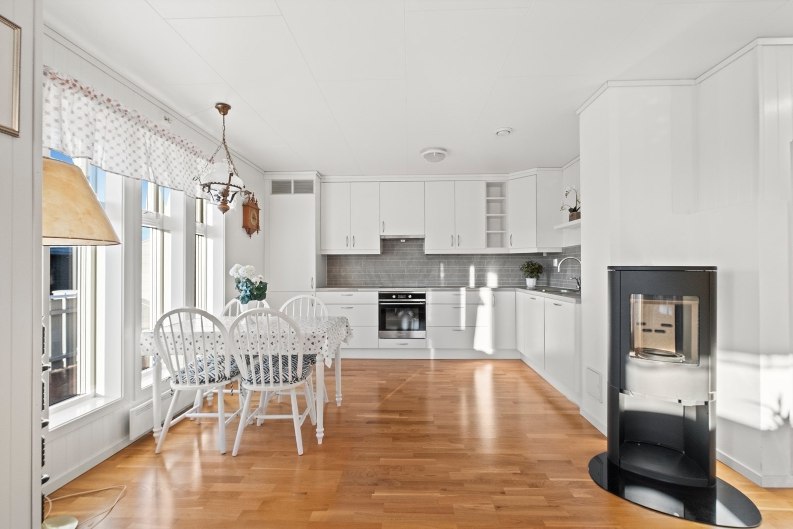 Man har god plass til spisebord på kjøkkenet, og peisovn er montert for peiskos og kalde vinterkvelder. Galleribilde