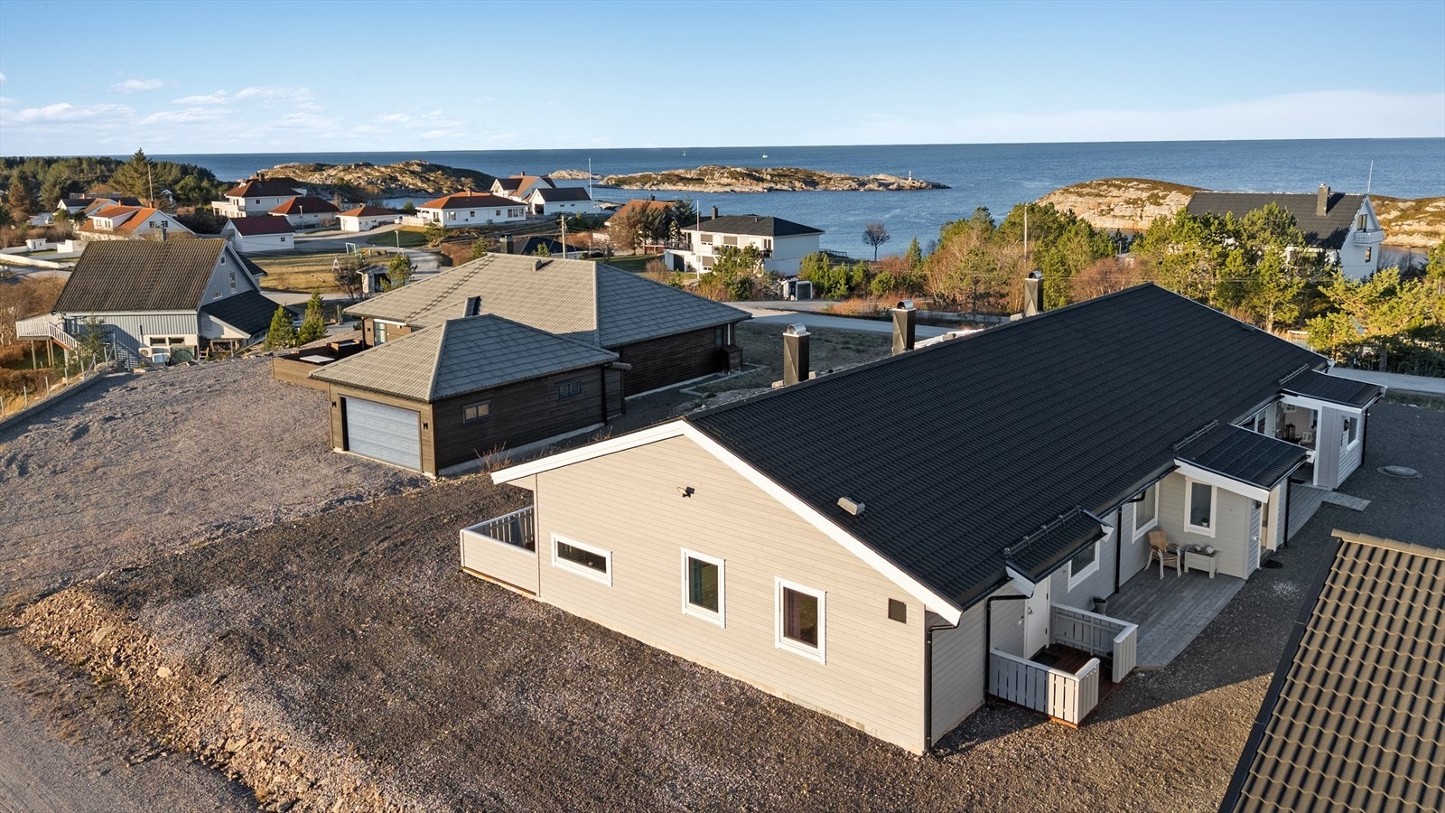 Eiendommen har fin beliggenhet rett ved havgapet i Yttersveggen. Galleribilde