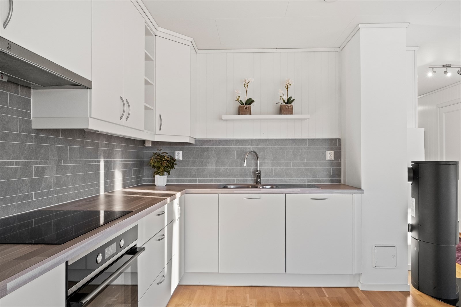 Her har man rikt med både arbeidsplass og lagringsplass. Galleribilde