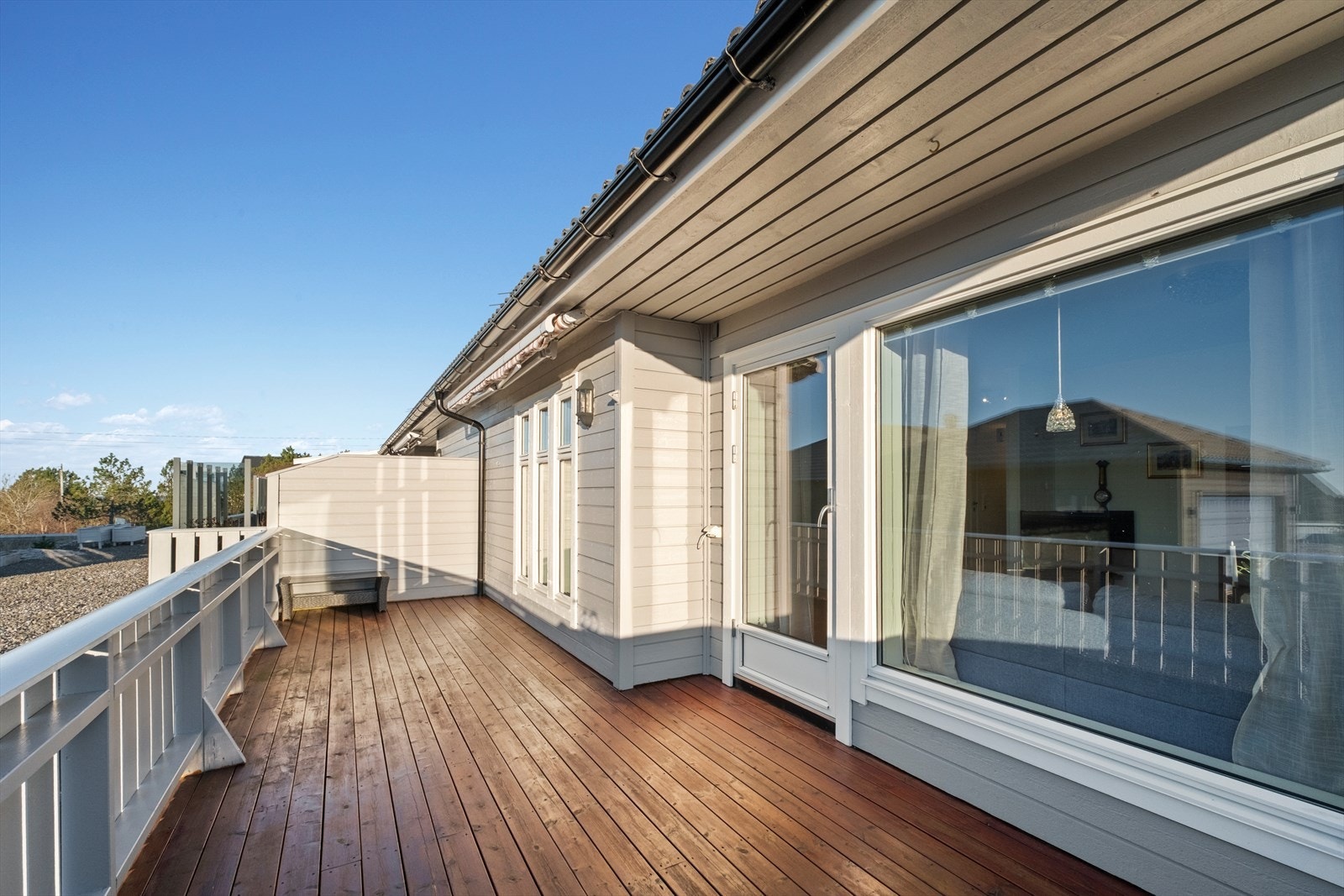 Terrassen er stor og man har god plass til både sittegruppe og utendørs spisebord. Galleribilde