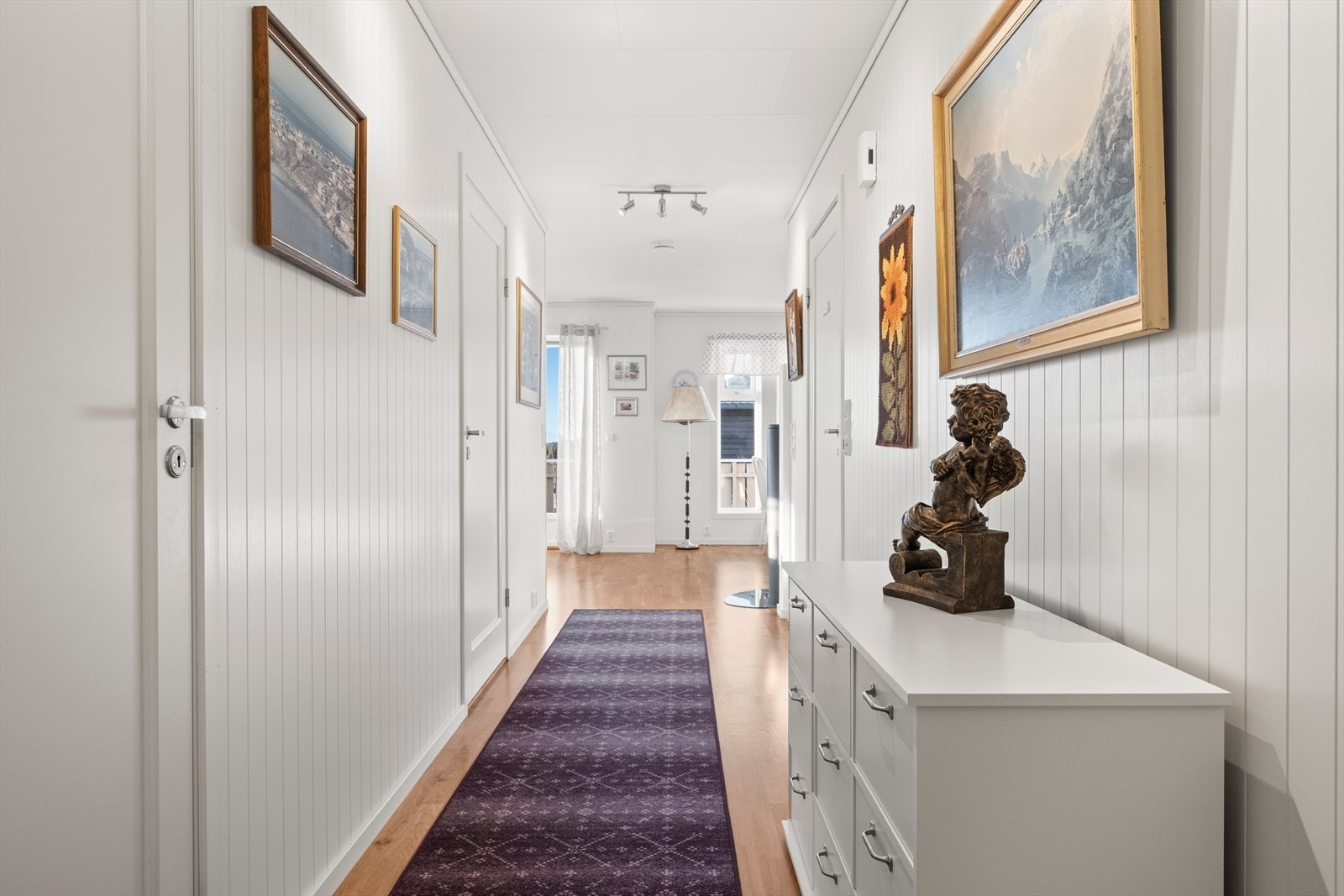 Gang, sett mot stue/ kjøkken. Galleribilde