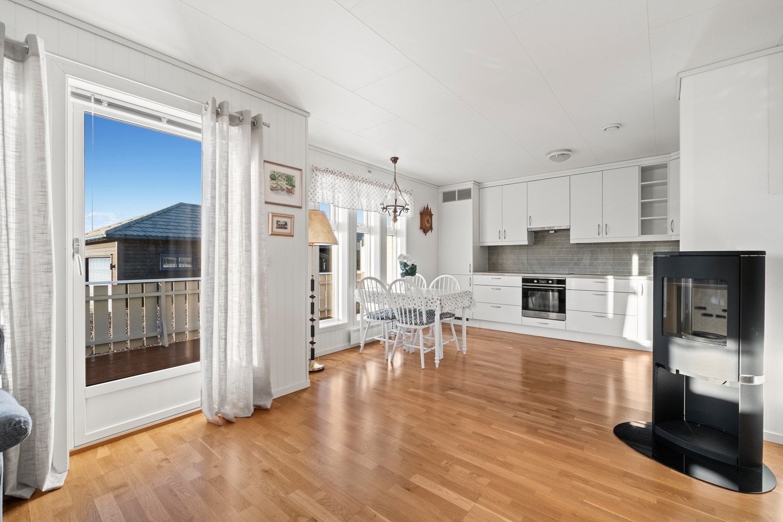 Dør med utgang til terrassen midt mellom stue og kjøkken. Galleribilde