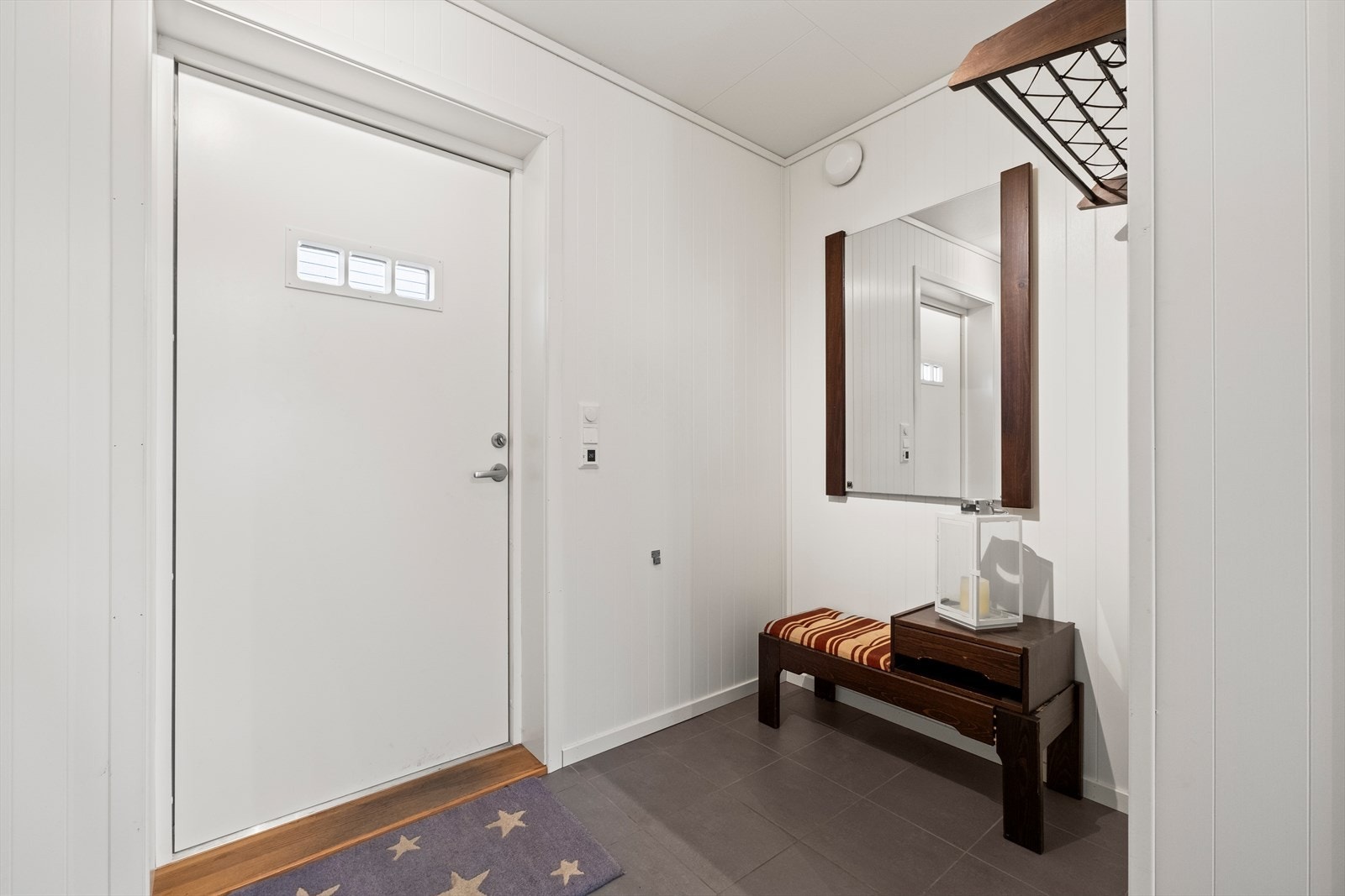 Praktisk krok i entrèen gir god plass til oppbevaring av sko og yttertøy. Galleribilde