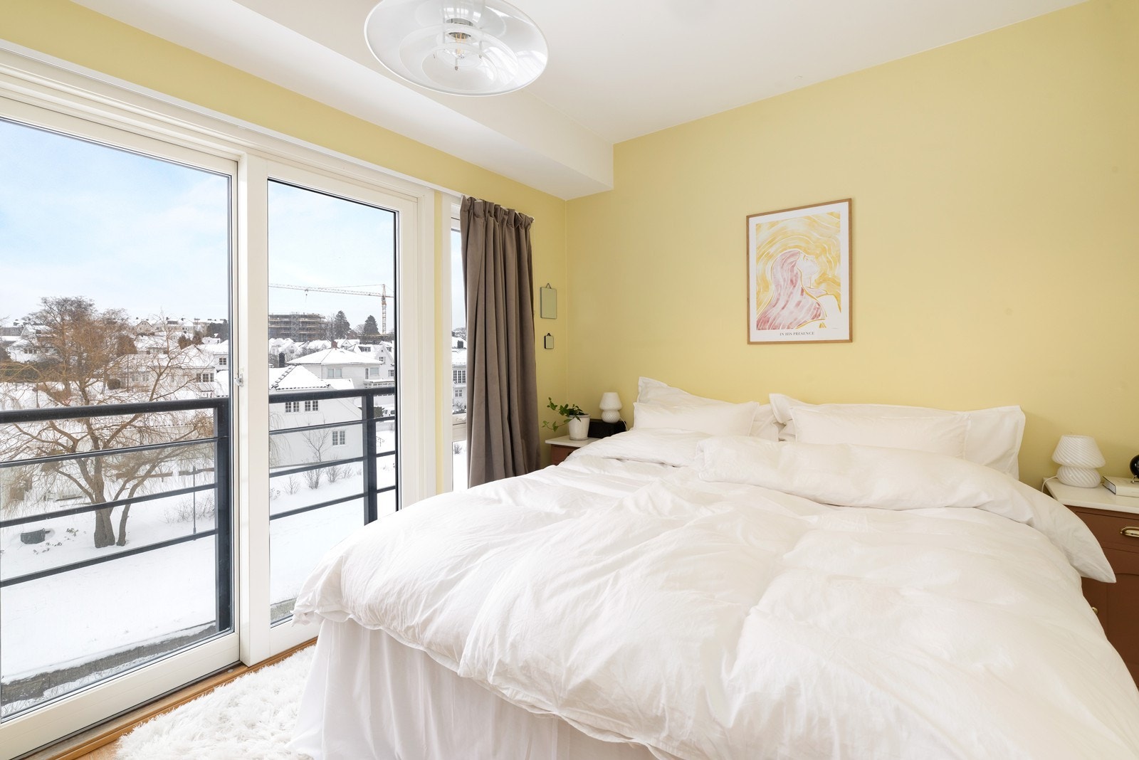 På soverommet er det god plass til både dobbeltseng og skyvedørsgarderobe. Galleribilde