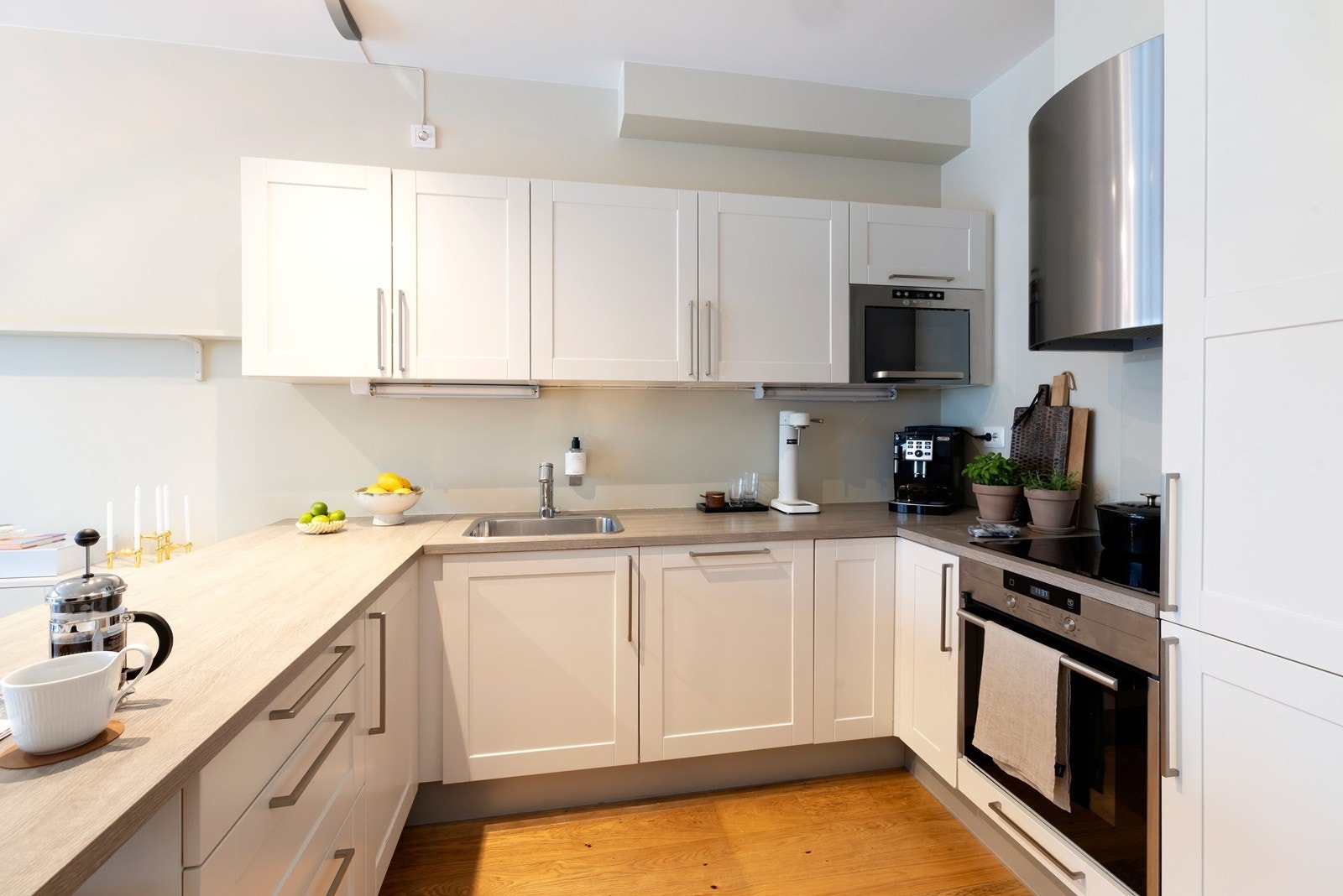 Integrerte hvitevarer som oppvaskmaskin, ovn, platetopp, kombiskap og ventilator medfølger salget. Galleribilde