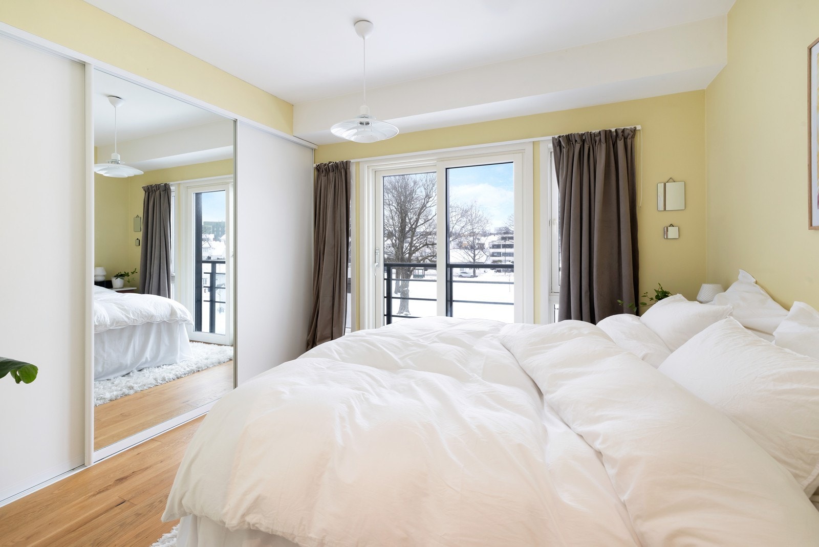 Utsikt fra fransk balkong mot kanalen. Galleribilde