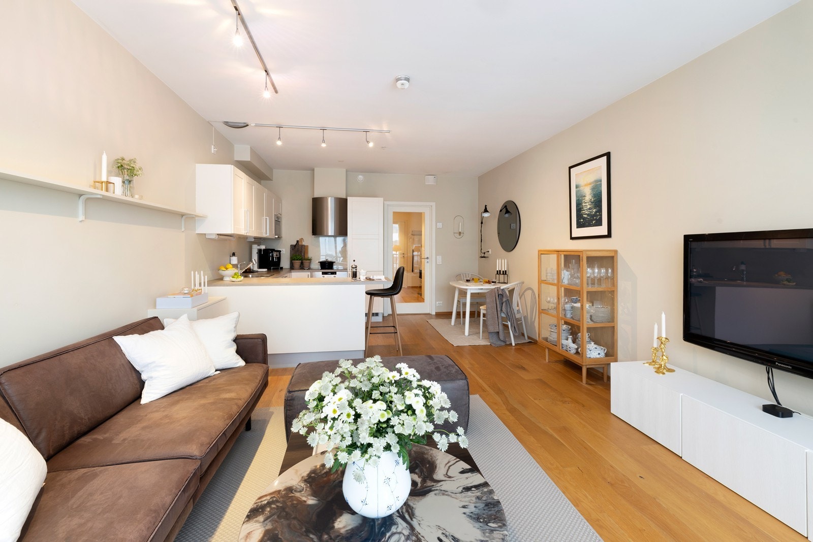 Stuen er åpen mot kjøkken. Galleribilde