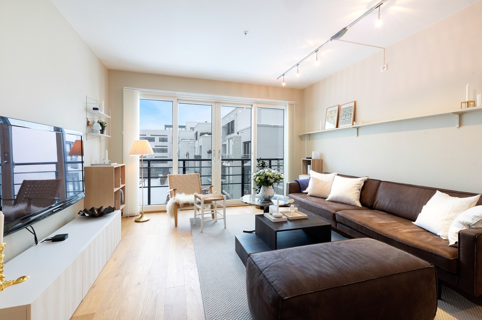 Stue med dobbel dør som kan åpnes til "Fransk balkong" Galleribilde