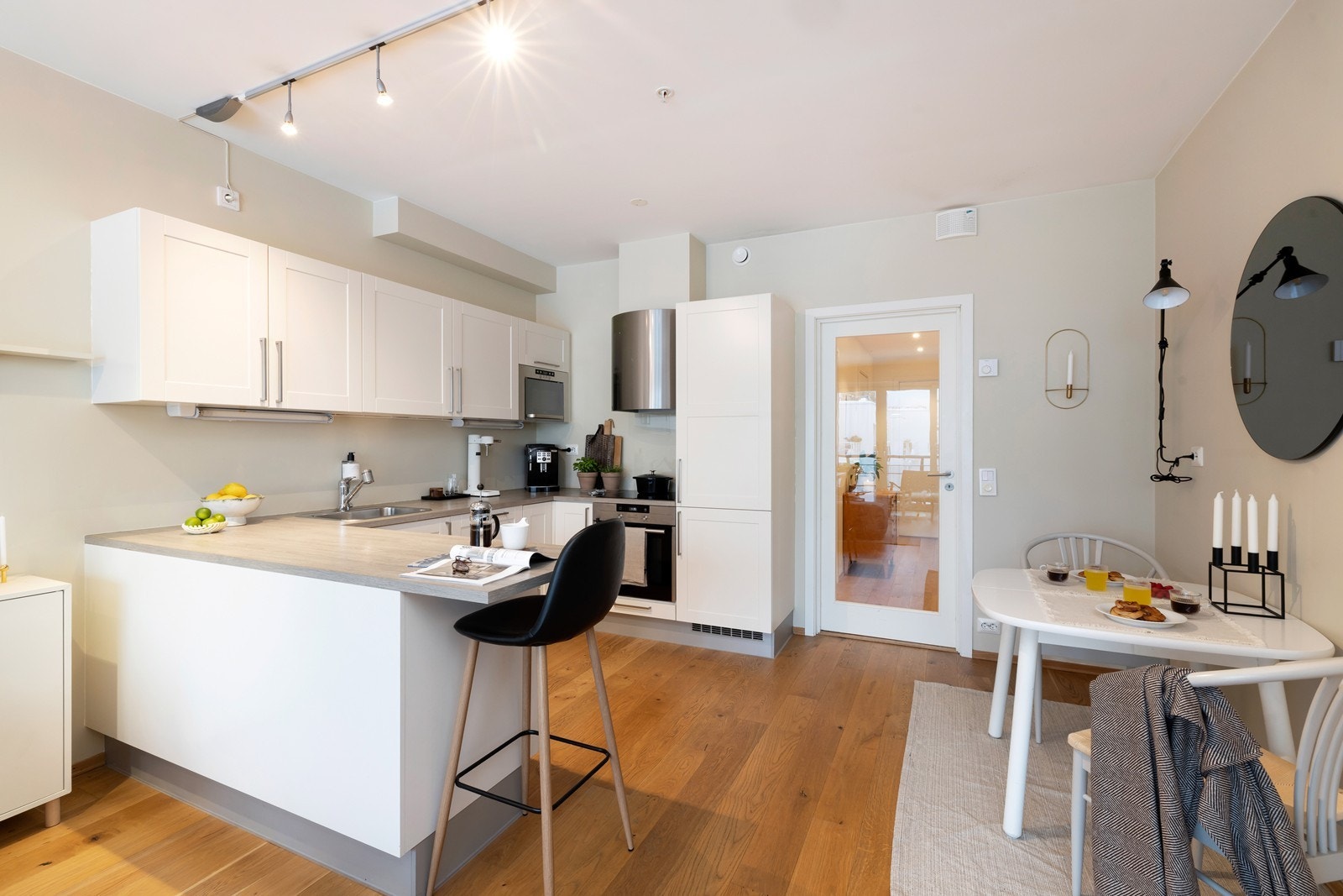 Flott kjøkken fra HTH med hvite fronter og laminat benkeplate. Galleribilde