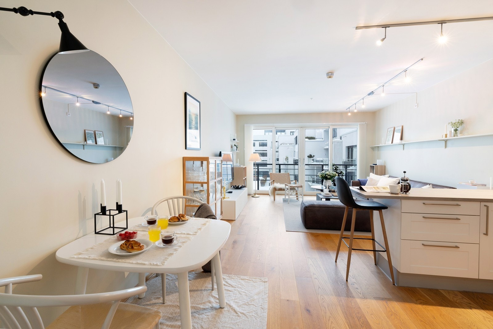 Pen, gjennomgående 2-roms selveier med heisadkomst - Åpen beliggenhet med utsikt mot kanalen. Galleribilde