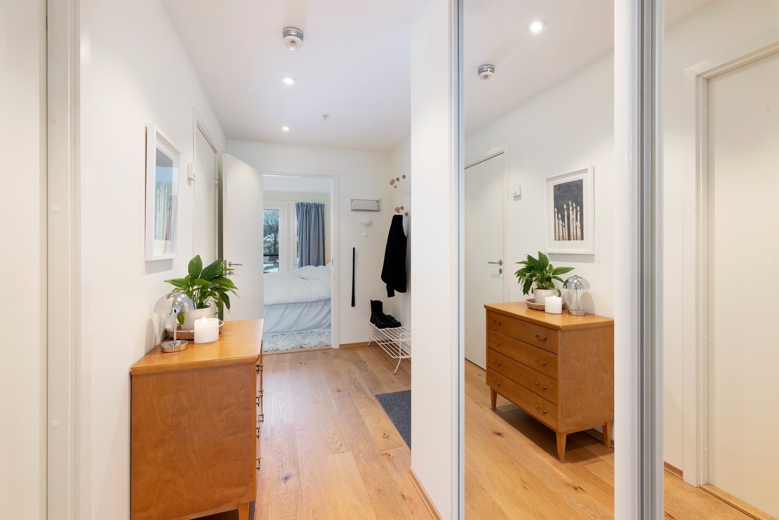 Gang/entrè med skyvedørsgarderobe. Galleribilde