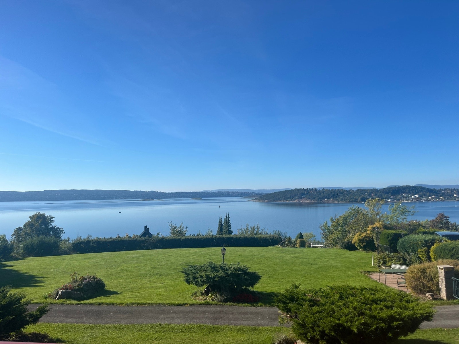 Fantastisk utsikt fra balkongen på sommeren Galleribilde